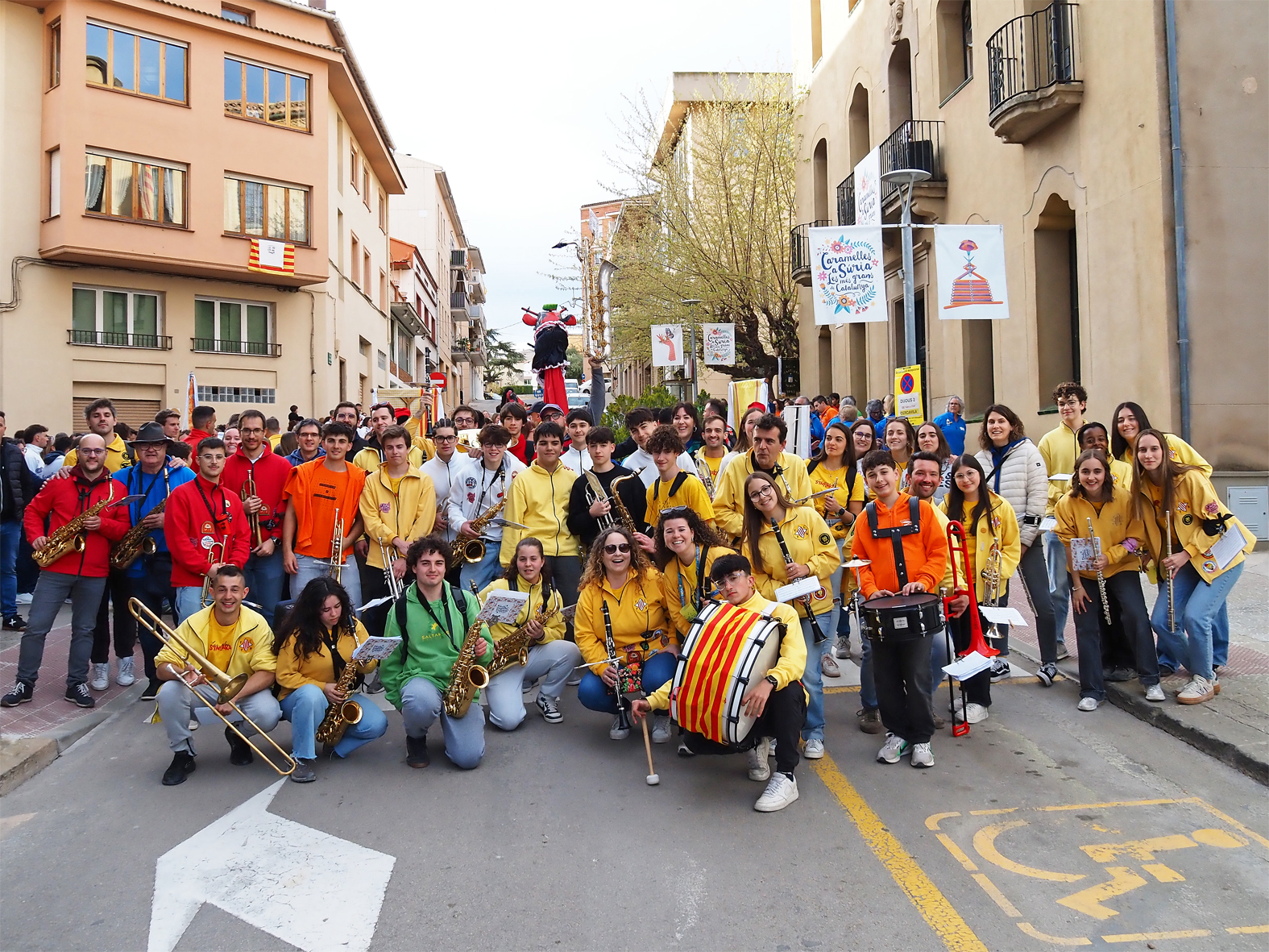 Foto de grup de la Banda d'InauguraciÃ³ de les Caramelles de SÃºria, durant l'acte d'inici de la festa al davant de la Casa de la Vila.