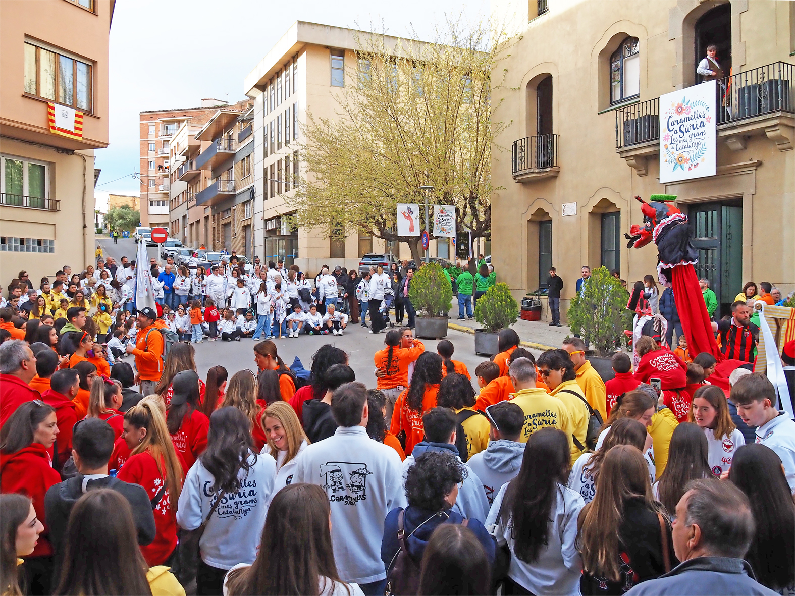 Imatge de l'acte d'inici de les Caramelles de SÃºria al davant de la Casa de la Vila.