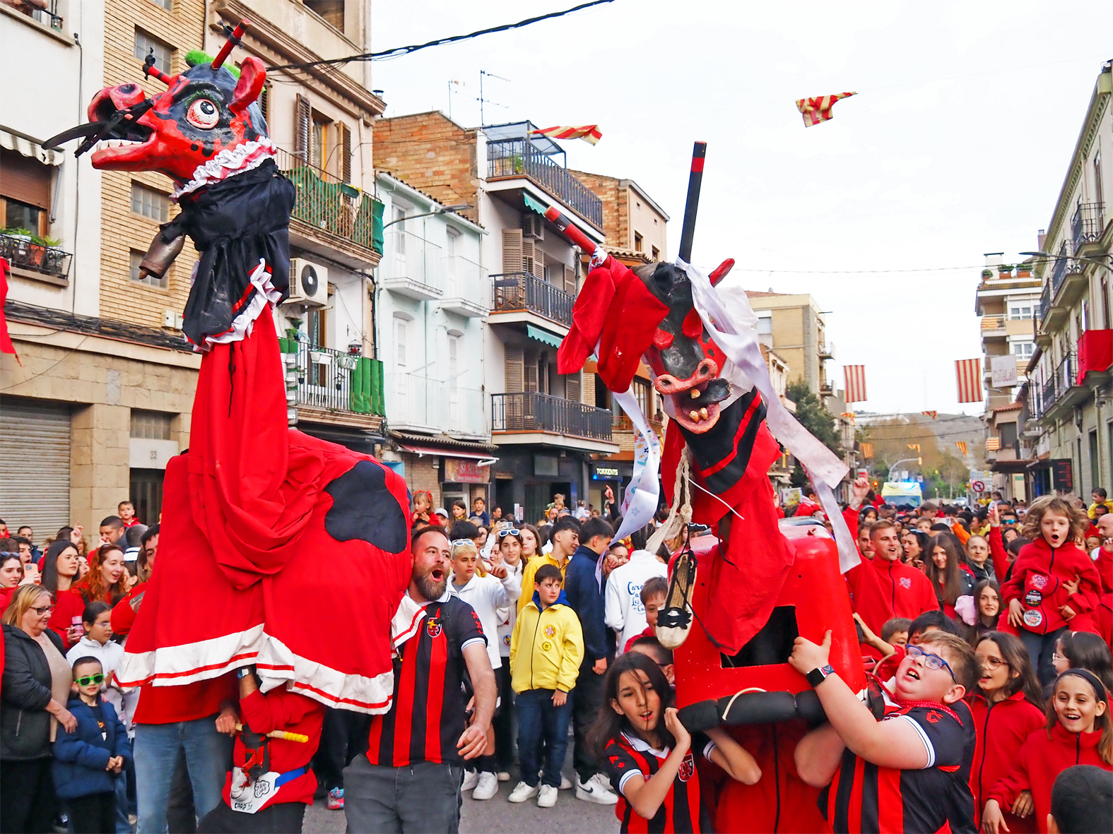 ActuaciÃ³ de les colles de l'Altatxu i Altatxets durant la Passada Caramellaire, en el primer dia de les Caramelles de SÃºria.