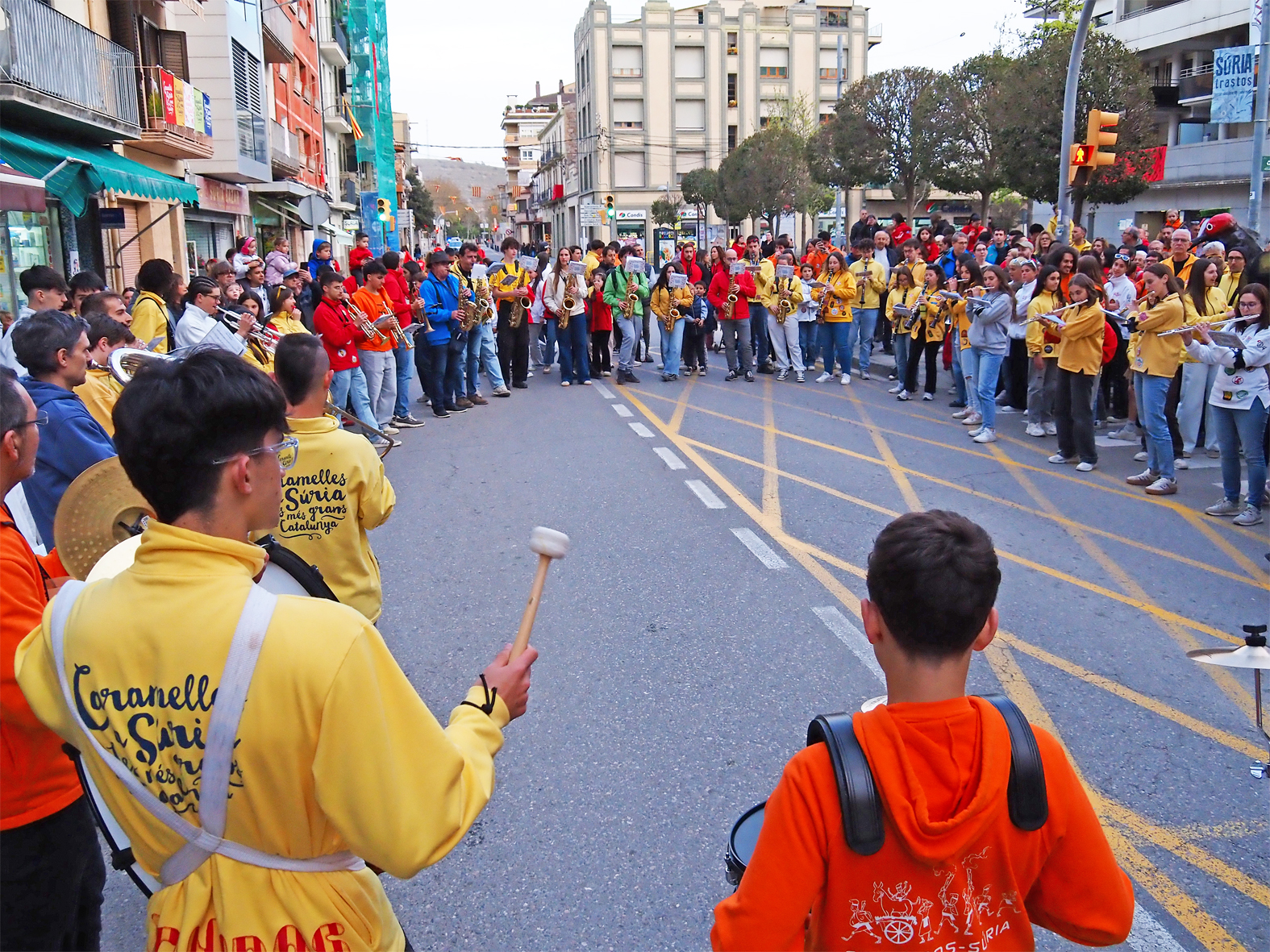 ActuaciÃ³ de la Banda d'InauguraciÃ³ de les Caramelles durant la Passada Caramellaire, en el primer dia de les Caramelles de SÃºria.