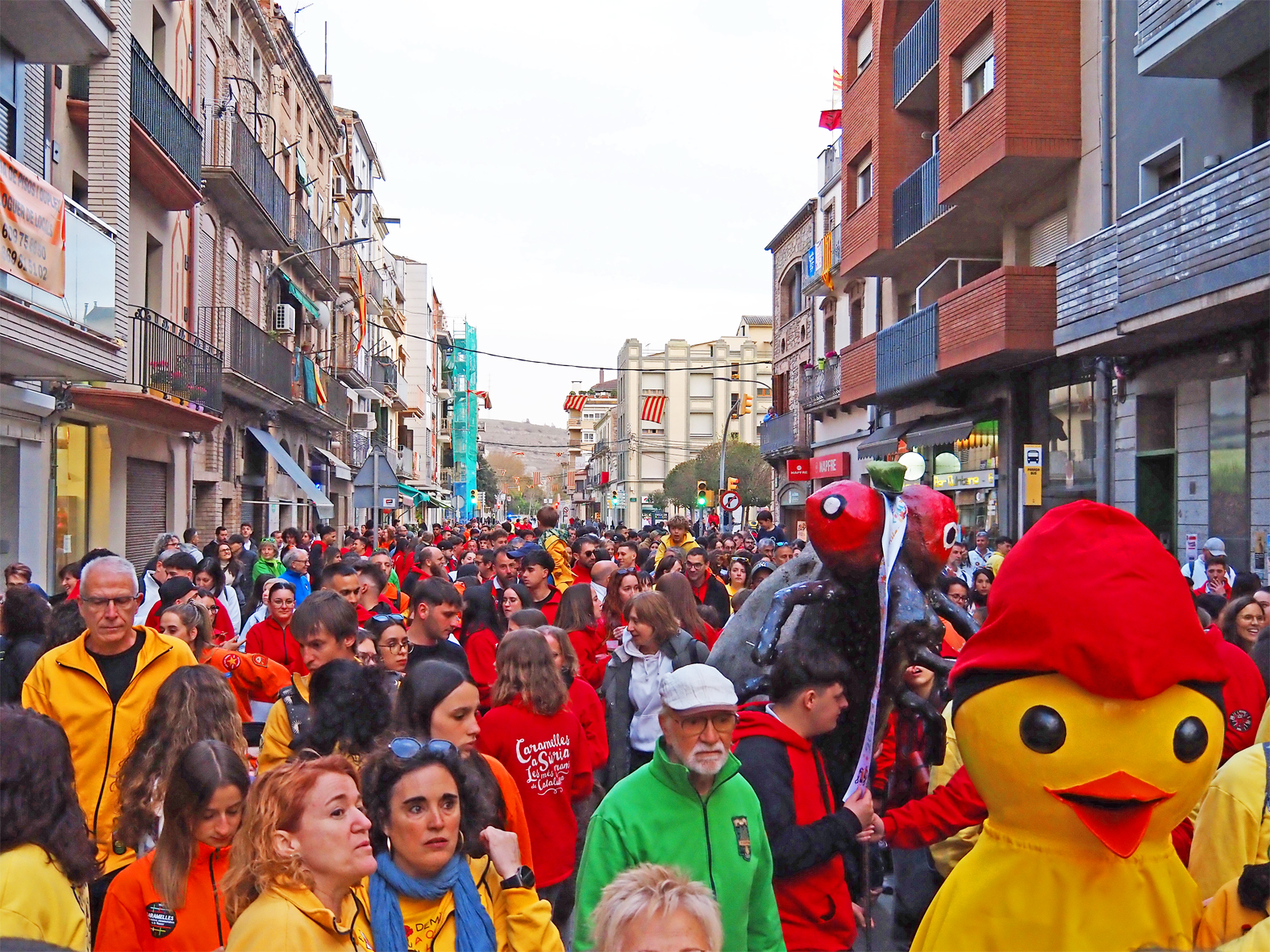 Imatge de la Passada Caramellaire al centre de la vila, en els prime dia de les Caramelles de SÃºria.