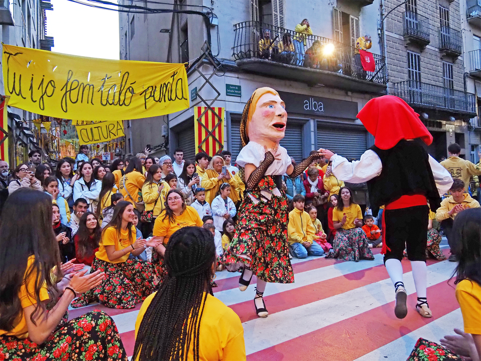 ActuaciÃ³ de les colles del Foment Cultural durant la Passada Caramellaire, en el primer dia de les Caramelles de SÃºria.