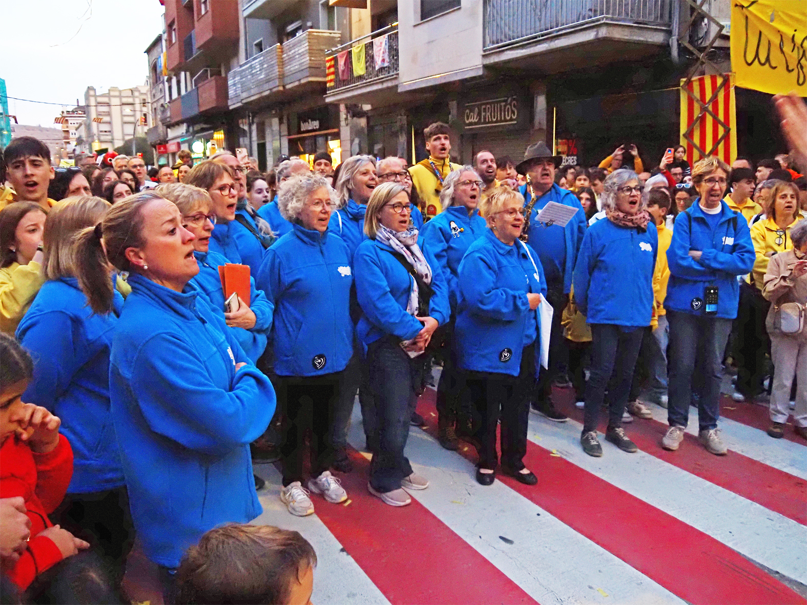 ActuaciÃ³ de la colla de la Coral SÃ²rissons durant la Passada Caramellaire, en el primer dia de les Caramelles de SÃºria.