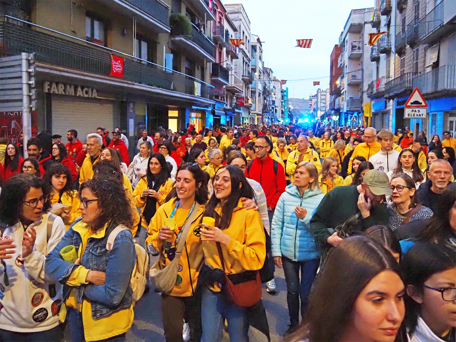 Imatge de la Passada Caramellaire al centre de la vila, en els primer dia de les Caramelles de SÃºria.