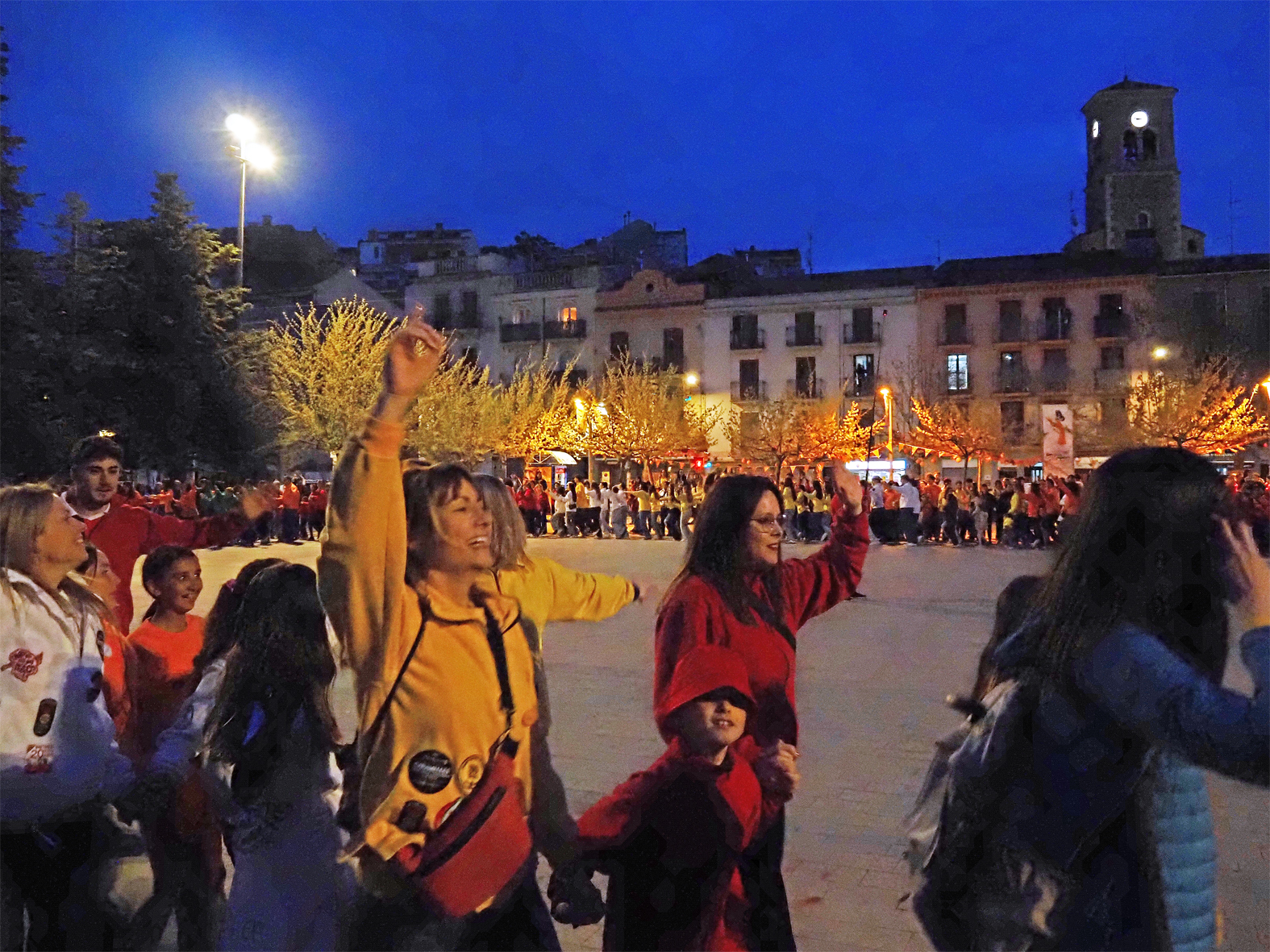 Ballada conjunta del Ball ComÃº a la plaÃ§a de Sant Joan, en el primer dia de les Caramelles de SÃºria.