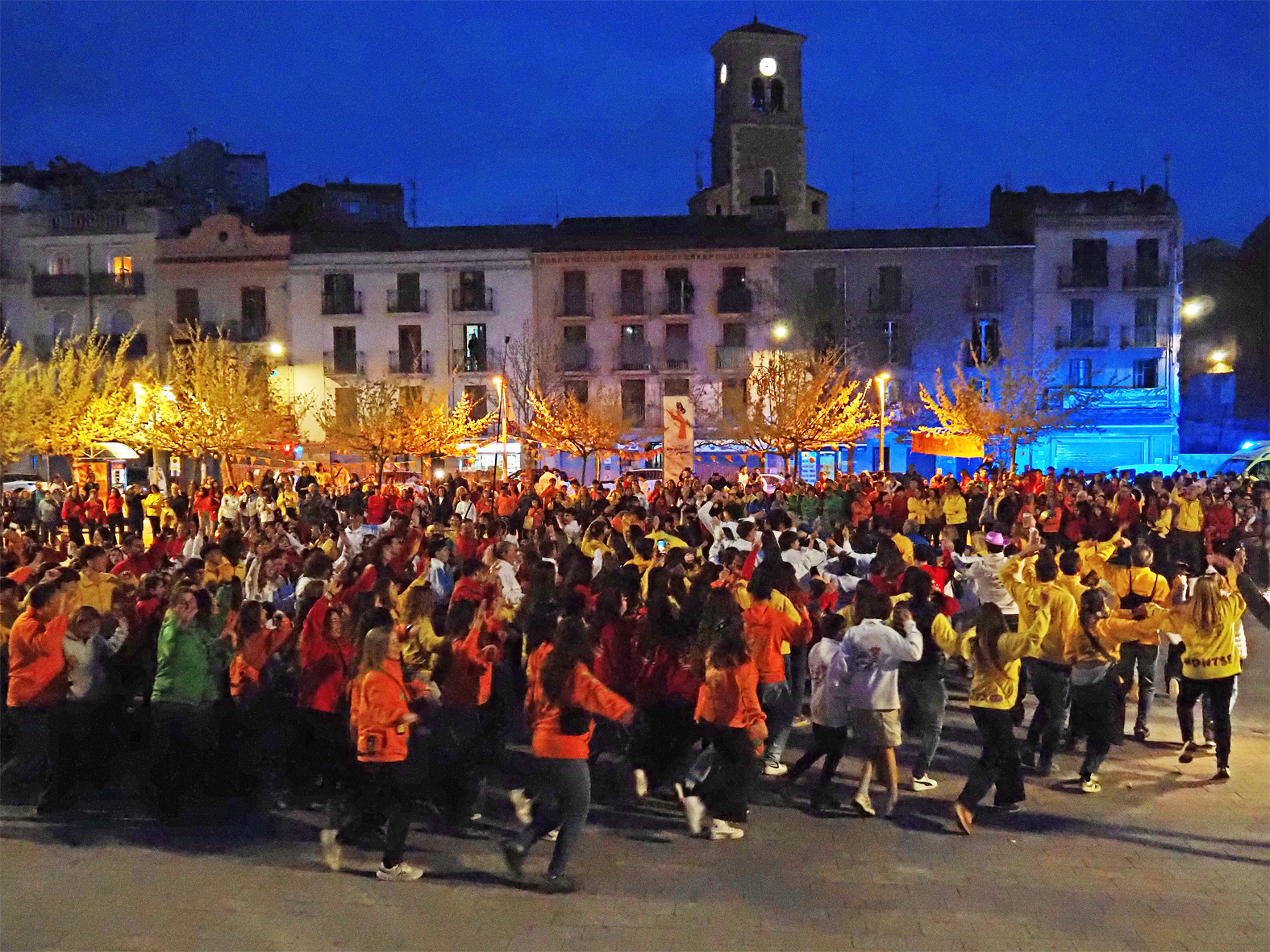 Ballada conjunta del Ball ComÃº a la plaÃ§a de Sant Joan, en el primer dia de les Caramelles de SÃºria.