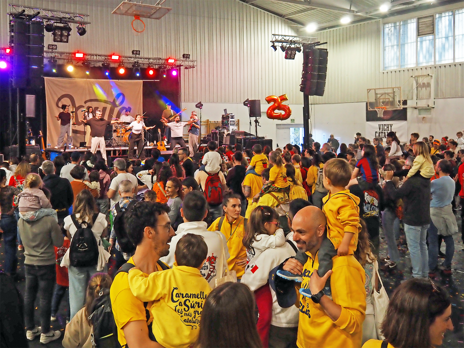 Espectacle infantil del grup Xiula al PavellÃ³ Municipal d'Esports, dins del programa de les Caramelles de SÃºria.