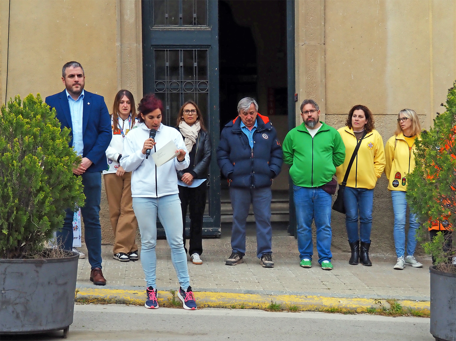 Parlament de la regidora de Festes, Alba MartÃ­nez, al costat de l'alcalde Albert CoberÃ³ i altres membres de la CorporaciÃ³ Municipal, en l'acte d'inici de les Caramelles de SÃºria.