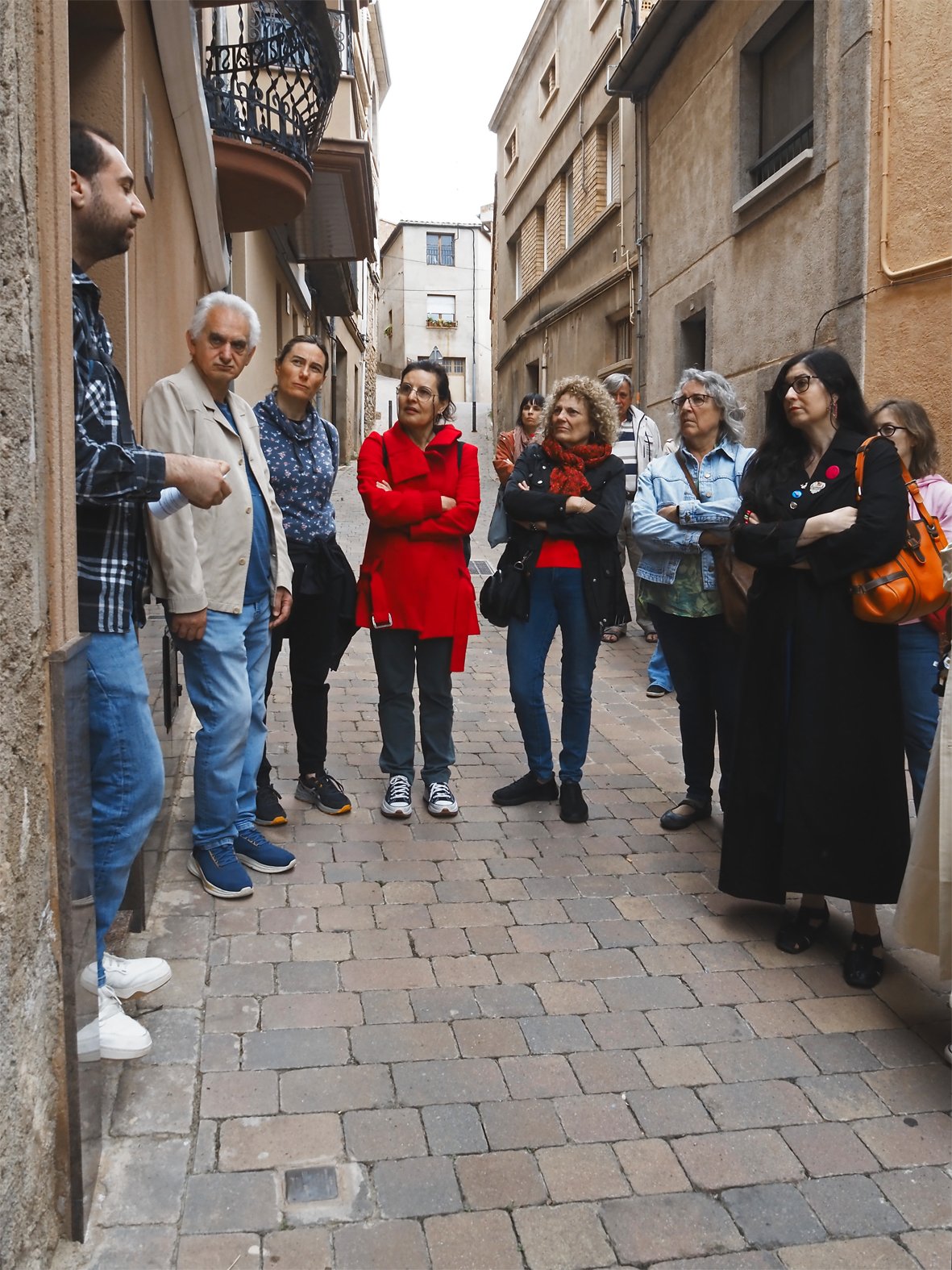Imatge del recorregut pels punts d'ubicaci&oacute; de les plaques Stolpersteine a S&uacute;ria, conduït per l'estudi&oacute;s surienc Jordi Alsina, dins de la commemoraci&oacute; del Dia de l'Alliberament dels camps nazis.