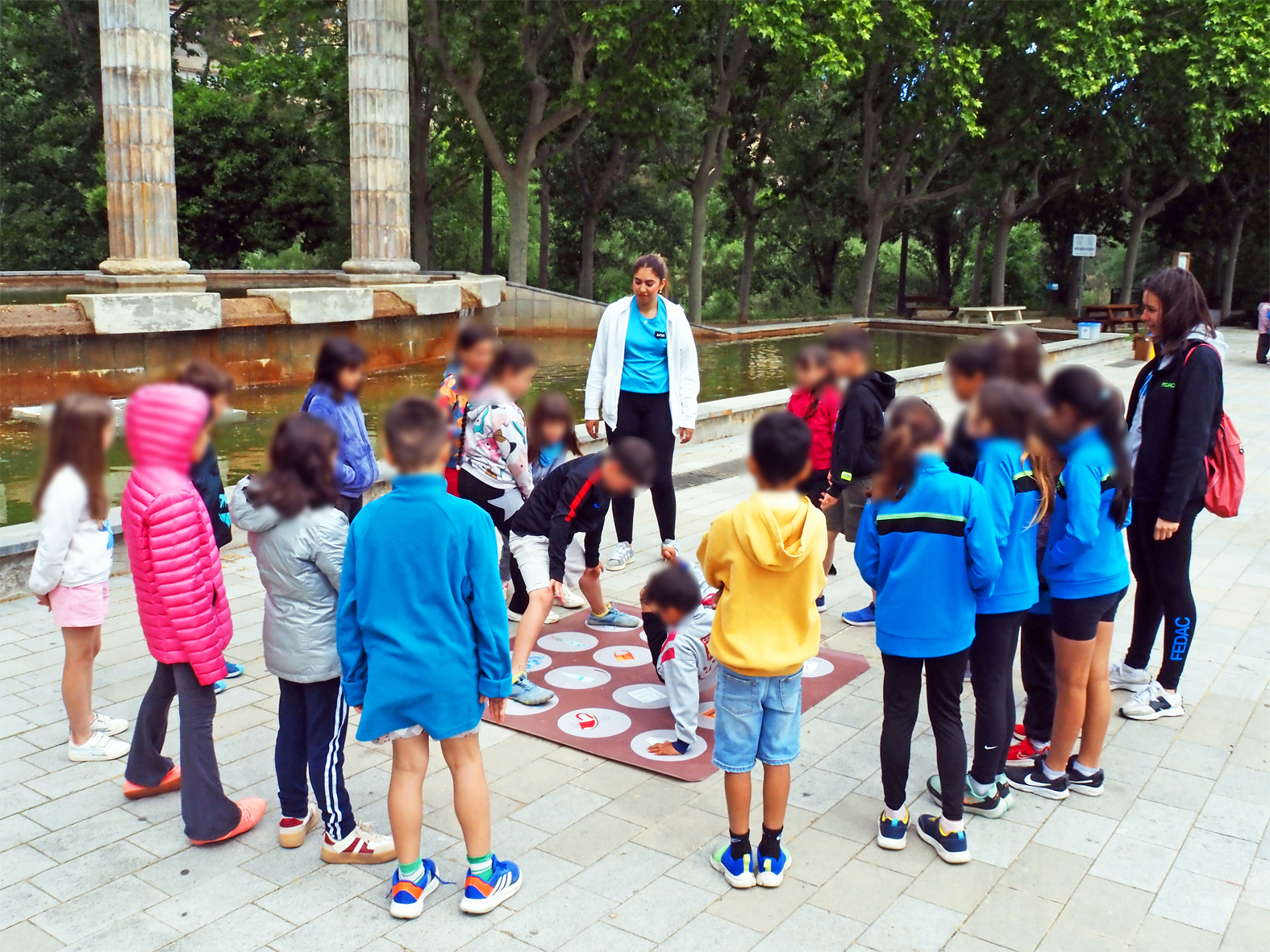 Activitats l&uacute;diques de la primera jornada de la campanya Let's Clean Up Europe amb les Escoles Verdes de S&uacute;ria, a la pla&ccedil;a de Sant Joan.