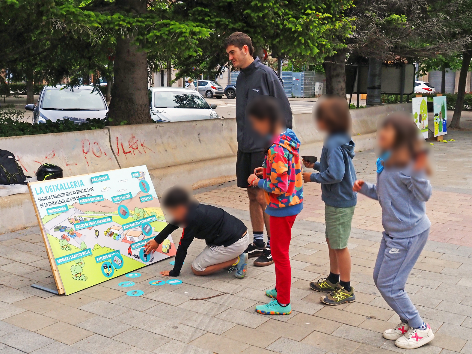Activitats l&uacute;diques de la primera jornada de la campanya Let's Clean Up Europe amb les Escoles Verdes de S&uacute;ria, a la pla&ccedil;a de Sant Joan.