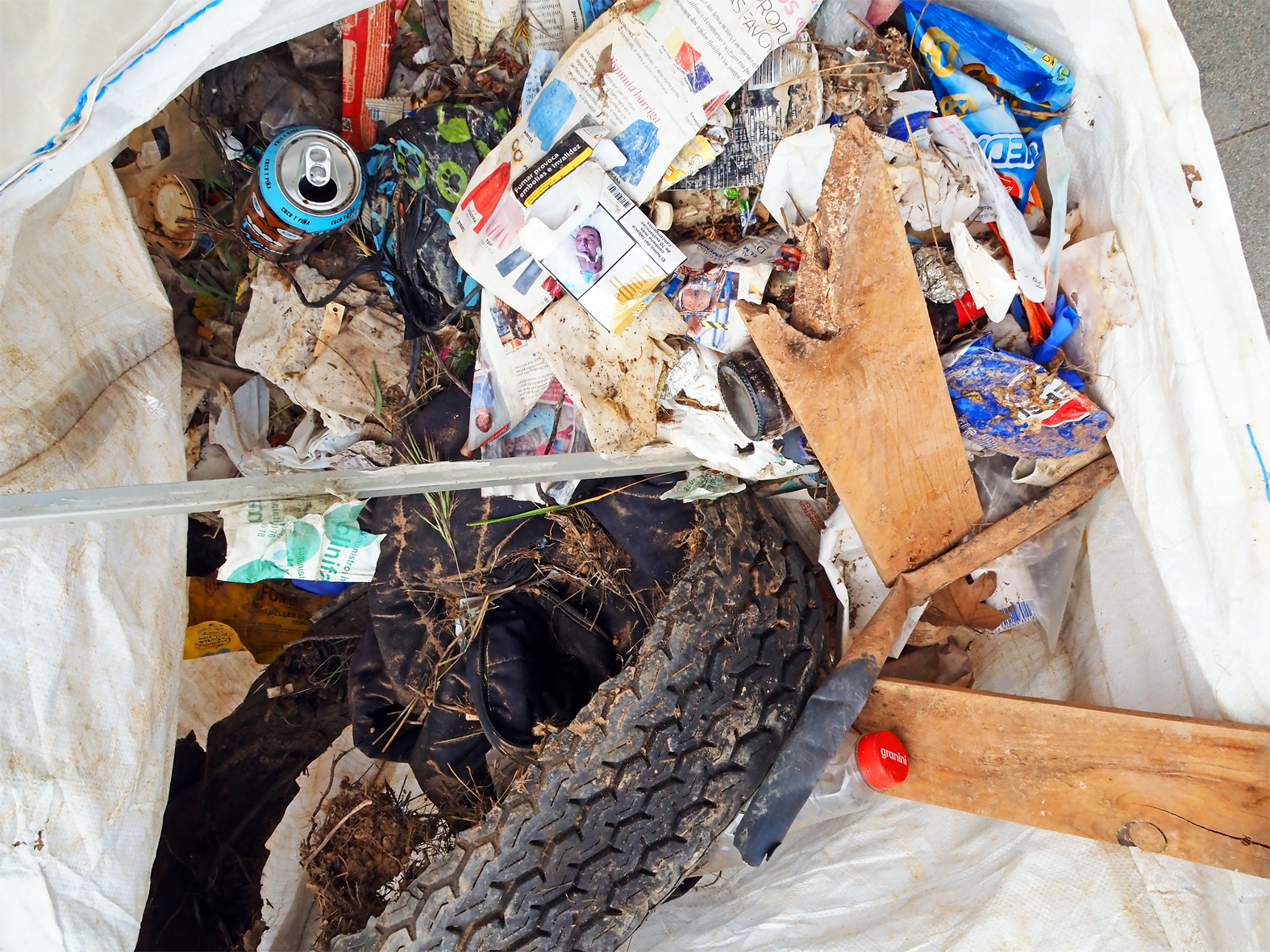 Residus recollits en la primera jornada de la campanya Let's Clean Up Europe amb les Escoles Verdes de S&uacute;ria, a l'entorn del riu Cardener.