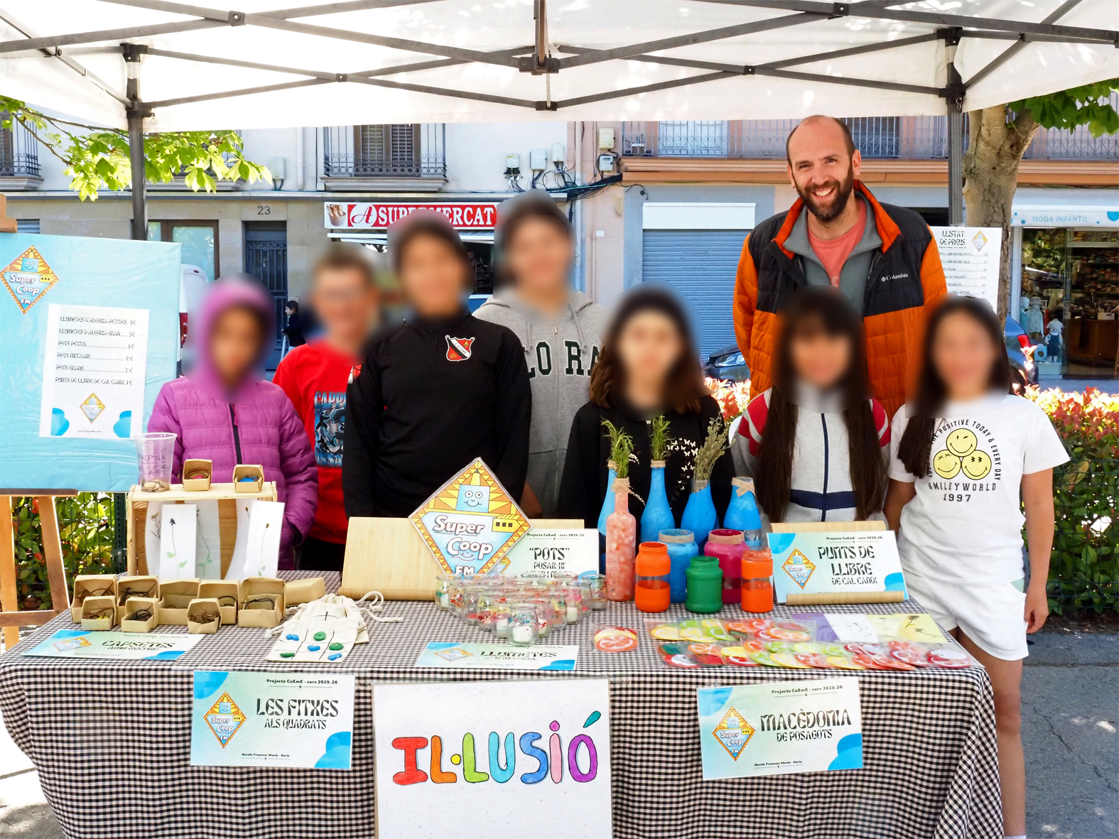 Parada de la cooperativa Super Coop FM de l'Escola Francesc Maci&agrave;, dins del 8&egrave; Mercat de Cooperatives Escolars de S&uacute;ria a la pla&ccedil;a de Sant Joan.