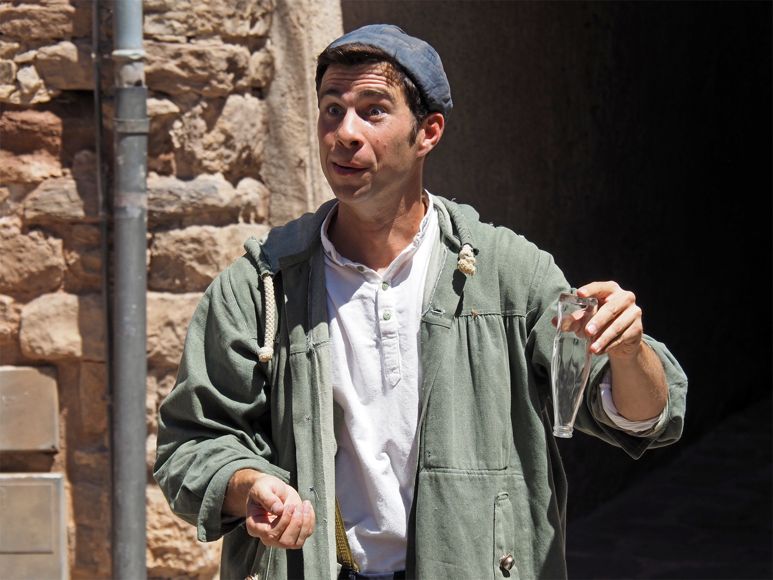 Imatge de l'espectacle 'Gota' de Txema Mu&ntilde;oz, representat a la pla&ccedil;a Major del Poble Vell dins del 9&egrave; Festival Art en Cicle.