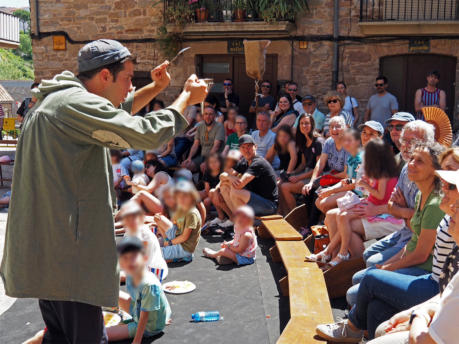 Imatge de l'espectacle 'Gota' de Txema Mu&ntilde;oz, representat a la pla&ccedil;a Major del Poble Vell dins del 9&egrave; Festival Art en Cicle.