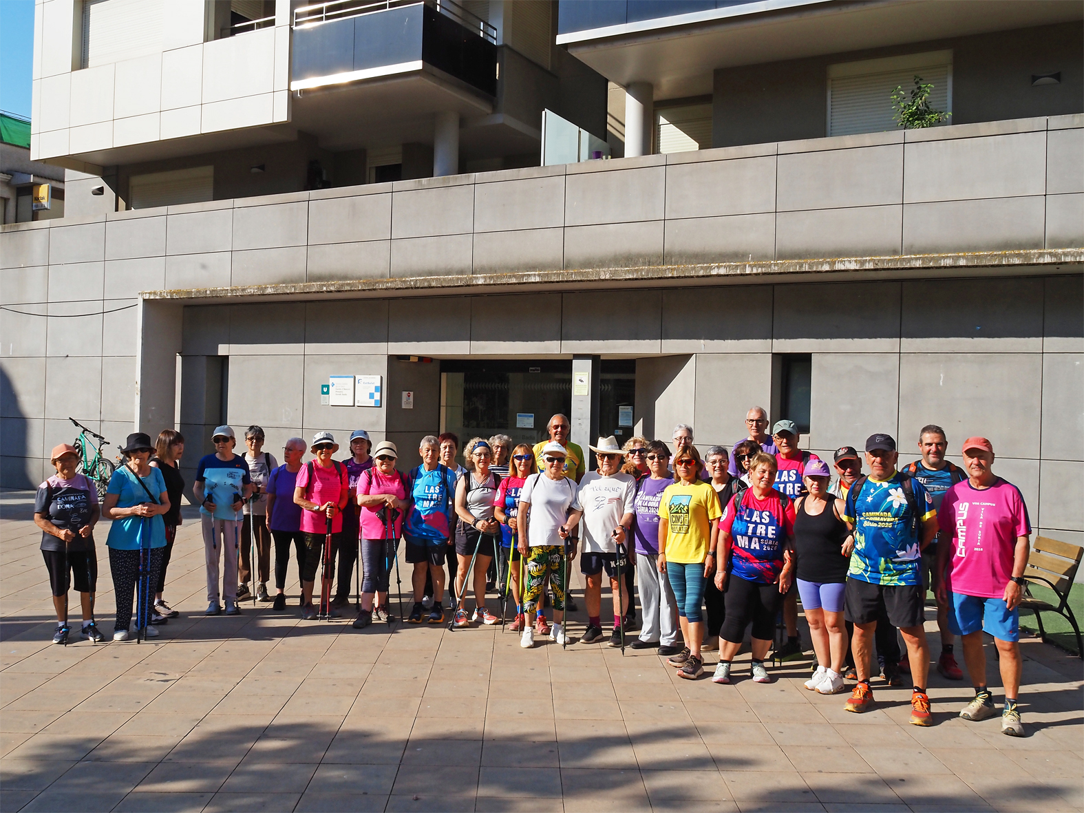 Curs 2025-26 - Foto de grup de les persones participants en una nova ediciÃ³ de la Caminada de la Gent Gran, organitzada per l'Ajuntament de SÃºria, Consell Municipal de la Gent Gran i Centre Excursionista.