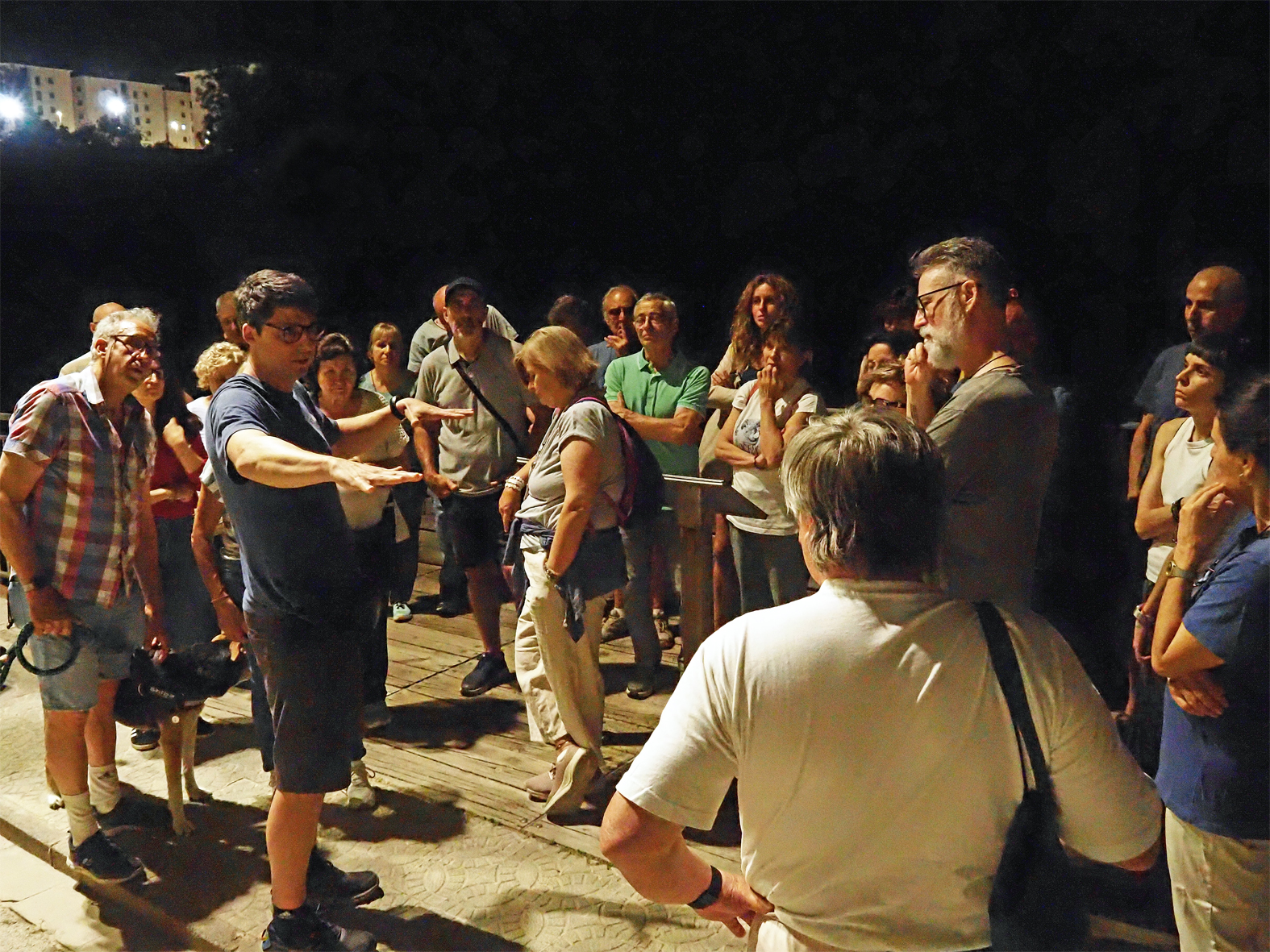 El ge&ograve;leg surienc Carles F&agrave;brega parla durant la Ruta Geol&ograve;gica Nocturna de la Setmana dels Geoparcs Europeus, al davant de la falla de Migm&oacute;n.
