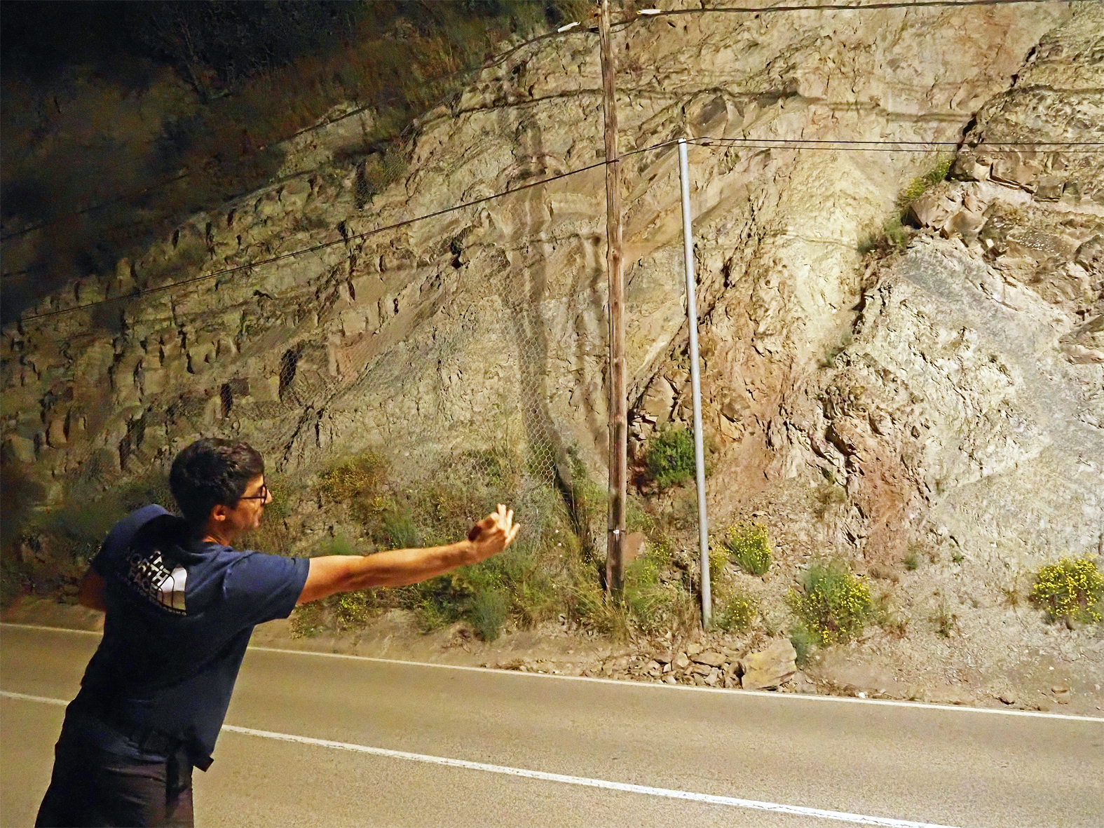 El ge&ograve;leg surienc Carles F&agrave;brega parla durant la Ruta Geol&ograve;gica Nocturna de la Setmana dels Geoparcs Europeus, al davant de la falla de Migm&oacute;n.