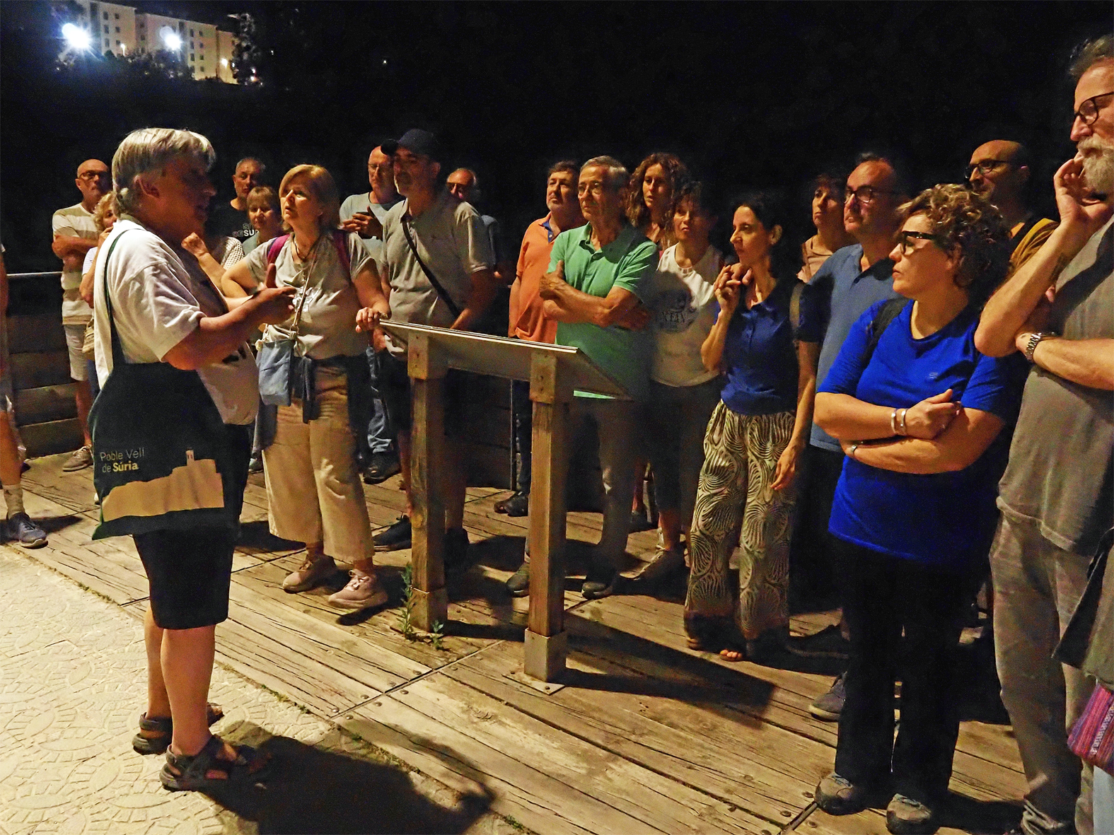 El regidor de Cultura, Albert F&agrave;brega, parla durant la Ruta Geol&ograve;gica Nocturna de la Setmana dels Geoparcs Europeus, al davant de la falla de Migm&oacute;n.