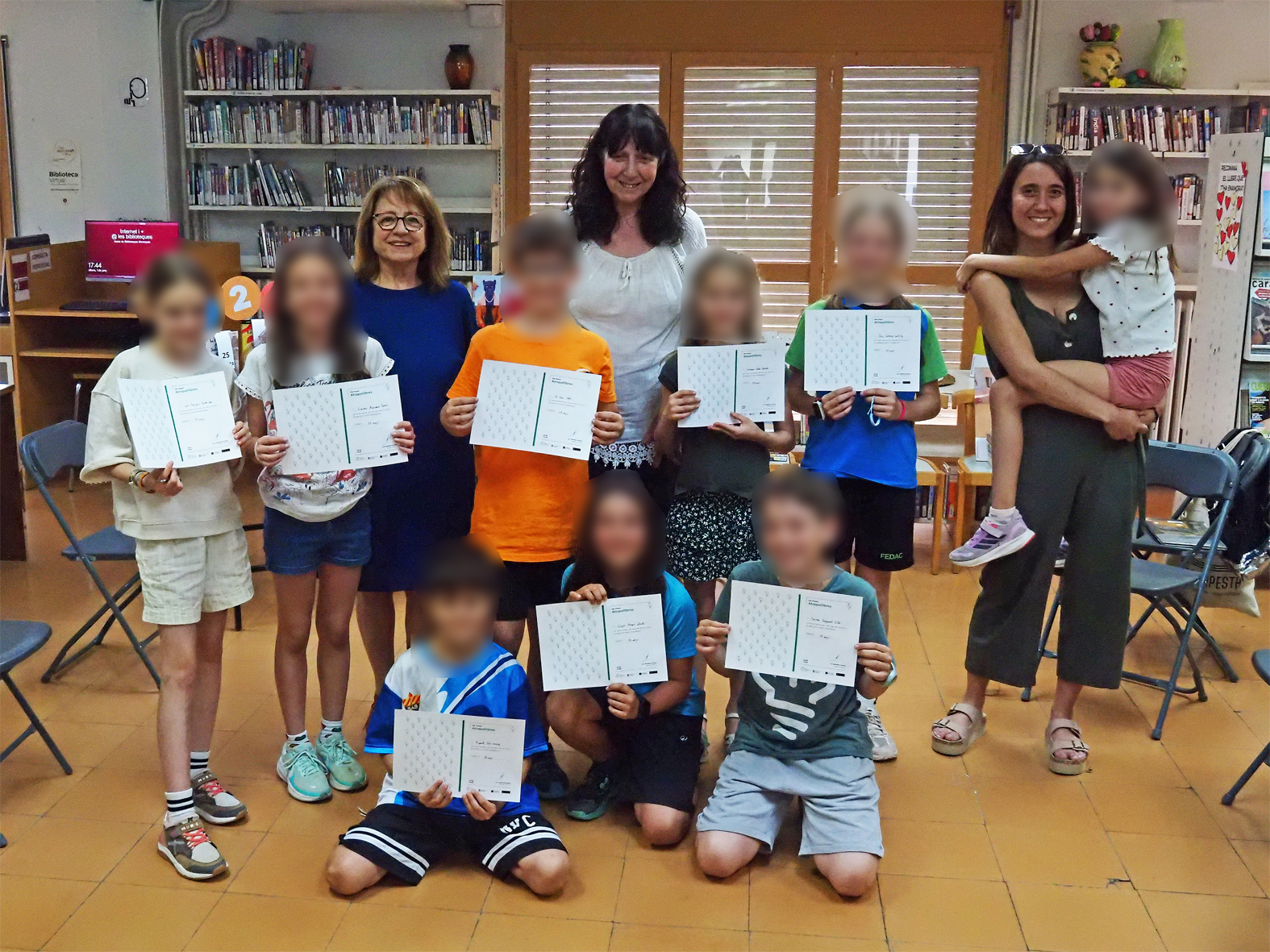Foto de grup de les nenes i nens participants en les activitats del Club dels Friki Books a la Biblioteca durant el curs 2025-26, amb els diplomes de participaci&oacute;.