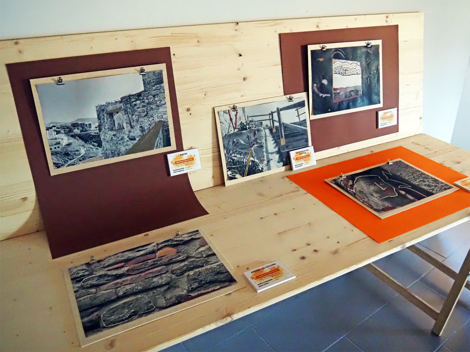 Alumnes dels centres educatius de Súria reinterpreten els espais del Poble Vell amb una nova mirada en una exposició conjunta