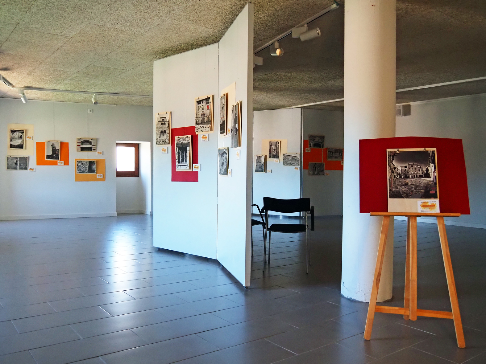 Imatge de l'exposici&oacute; del projecte 'Art i Hist&ograve;ria' a l'edifici d'El Casinet del Poble Vell, amb la participaci&oacute; d'alumnat de l'Institut Mig-M&oacute;n i de les escoles Francesc Maci&agrave;, Salipota i Fedac.