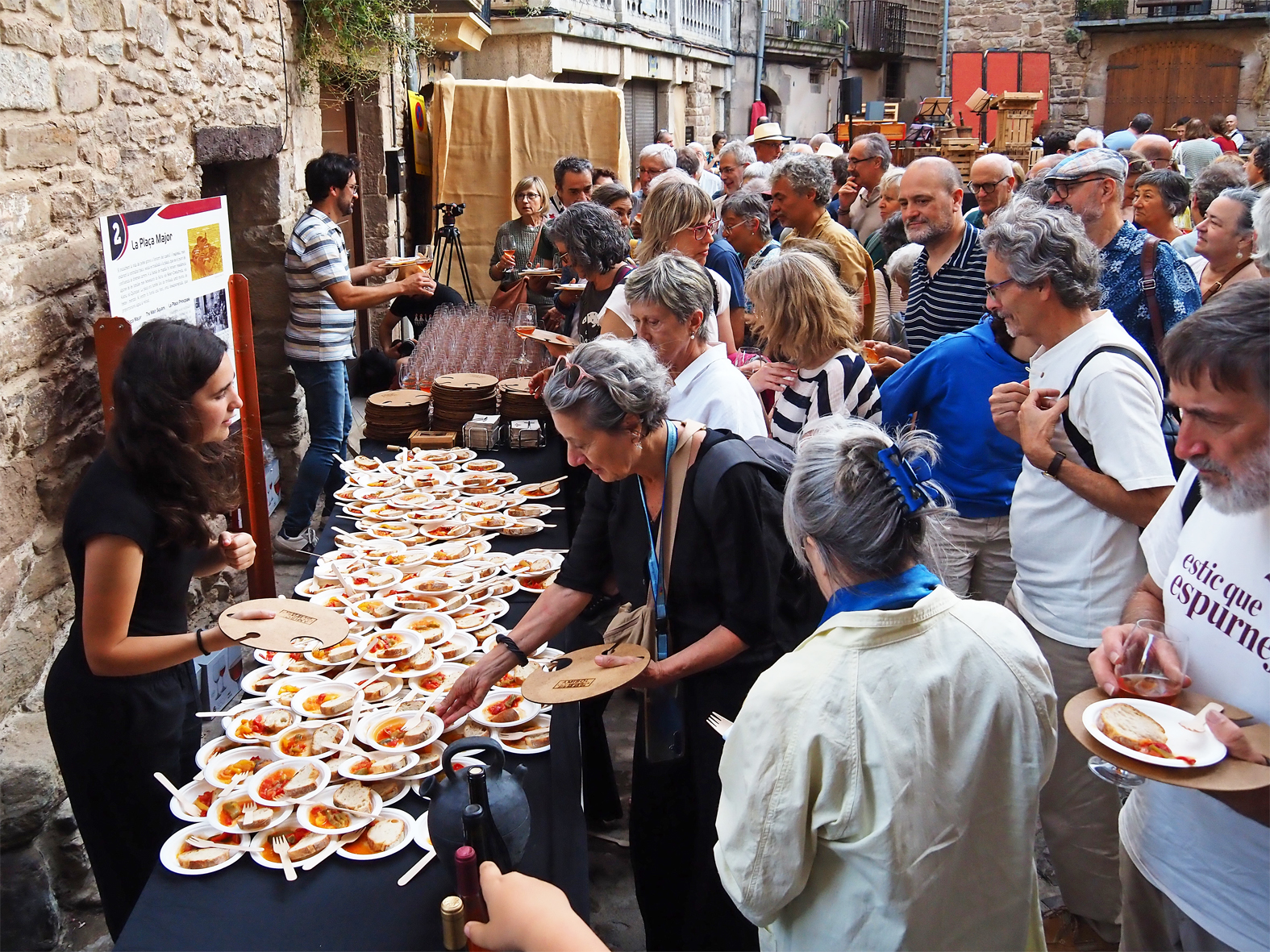  Imatge del tast de productes de proximitat al final de l'&ograve;pera 'Il combattimento di Tancredi e Florinda' a la pla&ccedil;a Major del Poble Vell, dins del 9&egrave; Festival Espurnes Barroques.