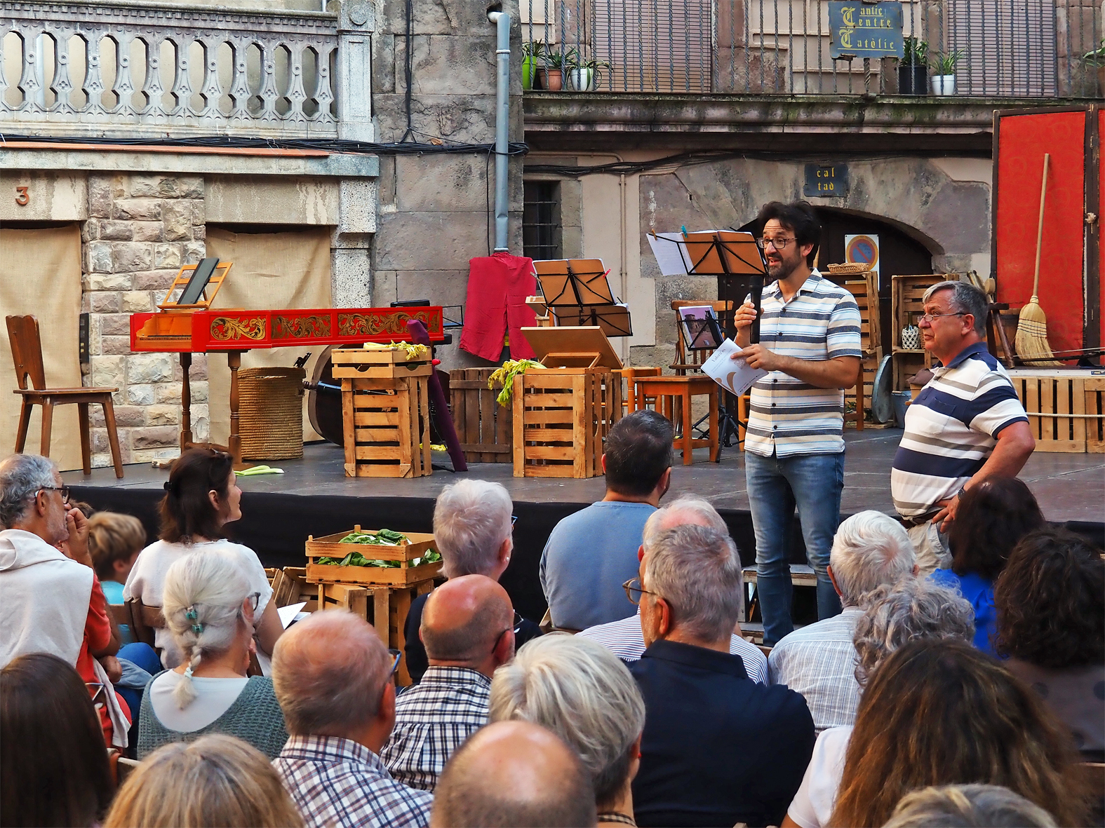 El regidor de Cultura, Albert F&agrave;brega, i el director del Festival Espurnes Barroques, Josep Barcons, s'adrecen al p&uacute;blic assistent a l'&ograve;pera 'Il combattimento di Tancredi e Florinda', dins del 9&egrave; Festival Espurnes Barroques.