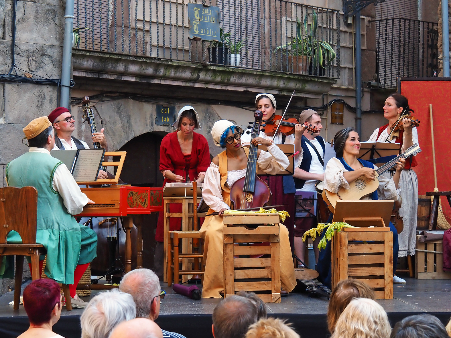 Grup instrumental de l'&ograve;pera 'Il combattimento di Tancredi e Florinda' a la pla&ccedil;a Major del Poble Vell, dins del 9&egrave; Festival Espurnes Barroques.