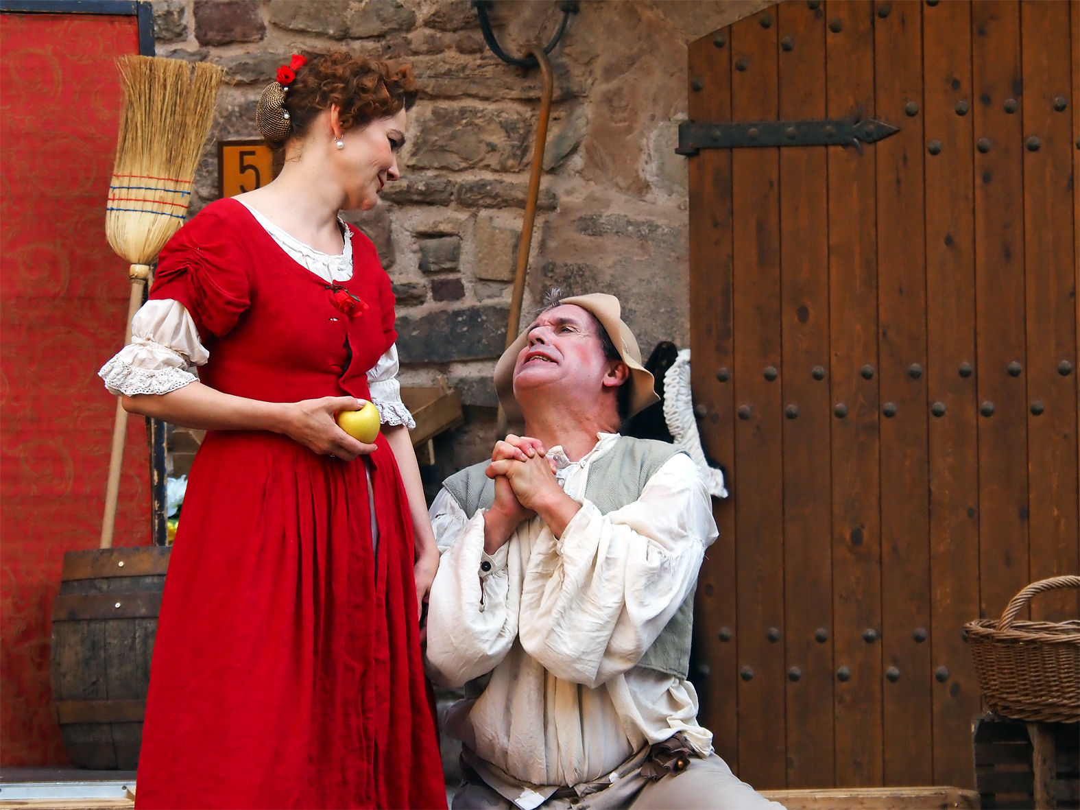 Escena de l'&ograve;pera 'Il combattimento di Tancredi e Florinda' a la pla&ccedil;a Major del Poble Vell, dins del 9&egrave; Festival Espurnes Barroques.