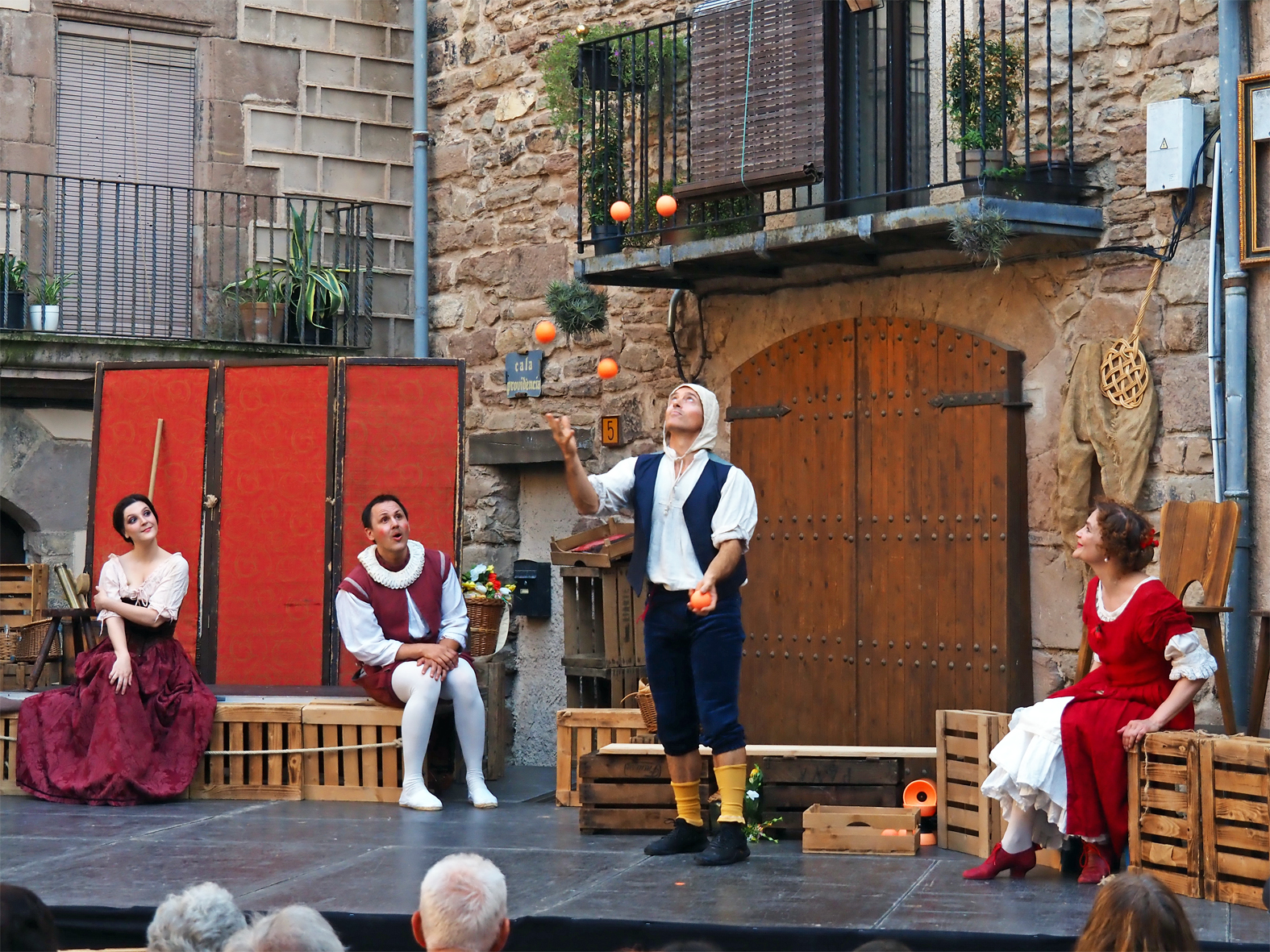 Escena de l'&ograve;pera 'Il combattimento di Tancredi e Florinda' a la pla&ccedil;a Major del Poble Vell, dins del 9&egrave; Festival Espurnes Barroques.