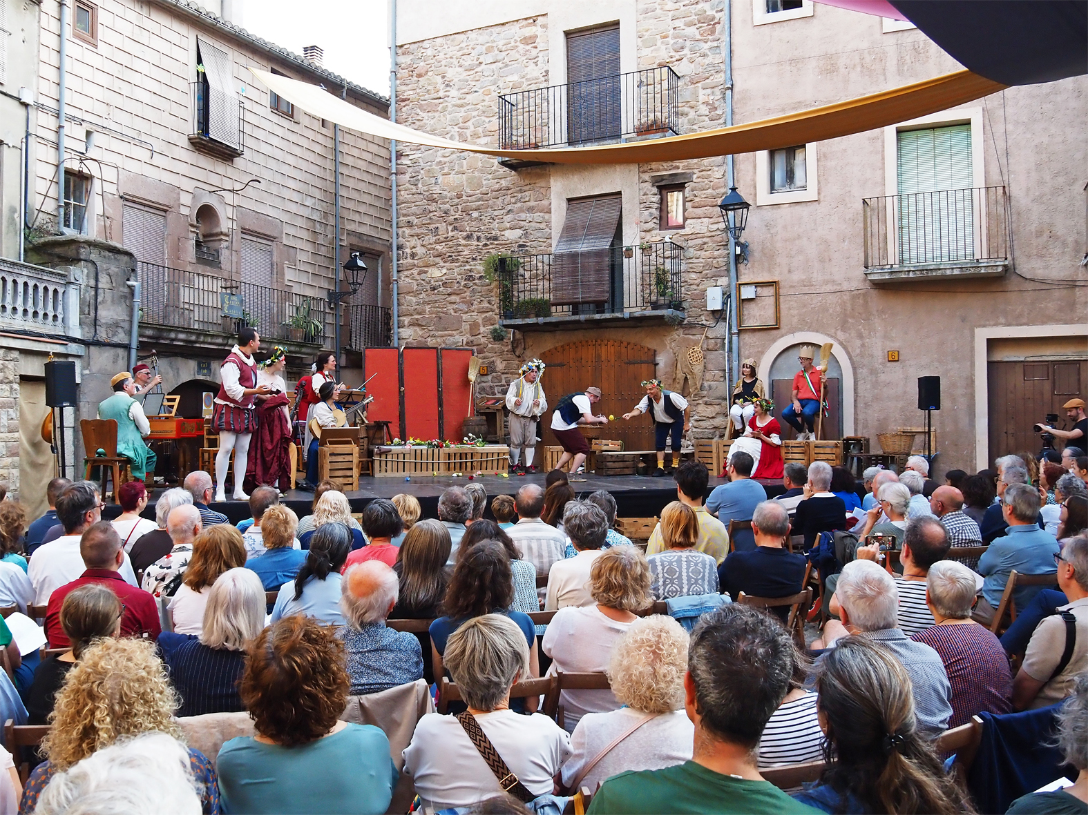 Escena de l'&ograve;pera 'Il combattimento di Tancredi e Florinda' a la pla&ccedil;a Major del Poble Vell, dins del 9&egrave; Festival Espurnes Barroques.