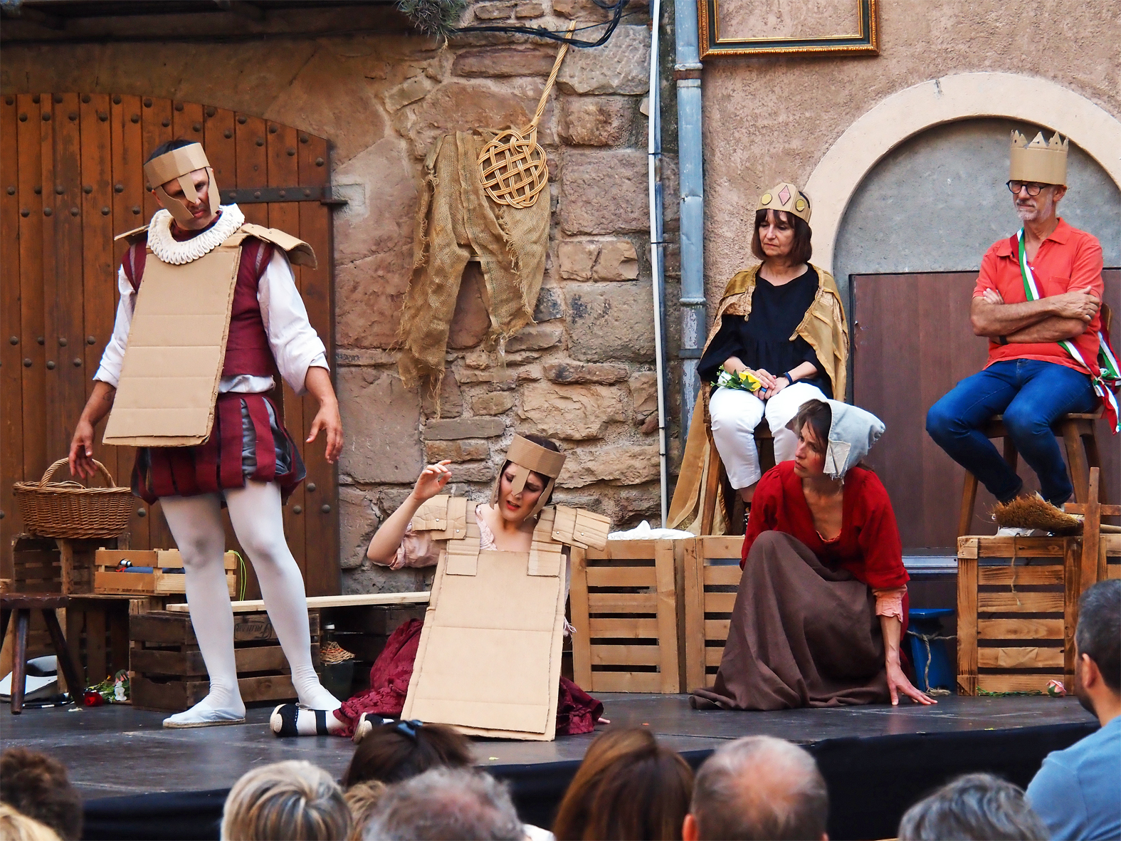 Escena de l'&ograve;pera 'Il combattimento di Tancredi e Florinda' a la pla&ccedil;a Major del Poble Vell, dins del 9&egrave; Festival Espurnes Barroques.