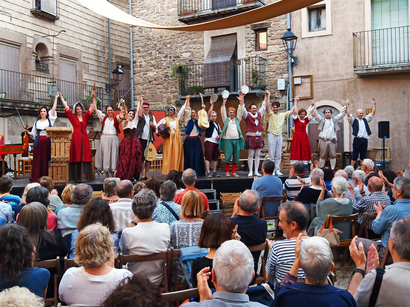 El grup Ensemble Contratemps saluda el p&uacute;blic al final de l'&ograve;pera 'Il combattimento di Tancredi e Florinda' a la pla&ccedil;a Major del Poble Vell, dins del 9&egrave; Festival Espurnes Barroques.
