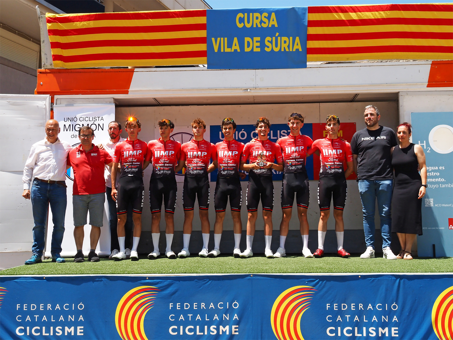 Equip guanyador de la 10a Cursa Vila de S&uacute;ria-Trofeu Joan Casadevall, amb l'alcalde Albert Cober&oacute;, la regidora Alba Mart&iacute;nez, Ricard Villar (Federaci&oacute; Catalana de Ciclisme) i Jos&eacute; Manuel P&eacute;rez (Uni&oacute; Ciclista Mig-M&oacute;n).