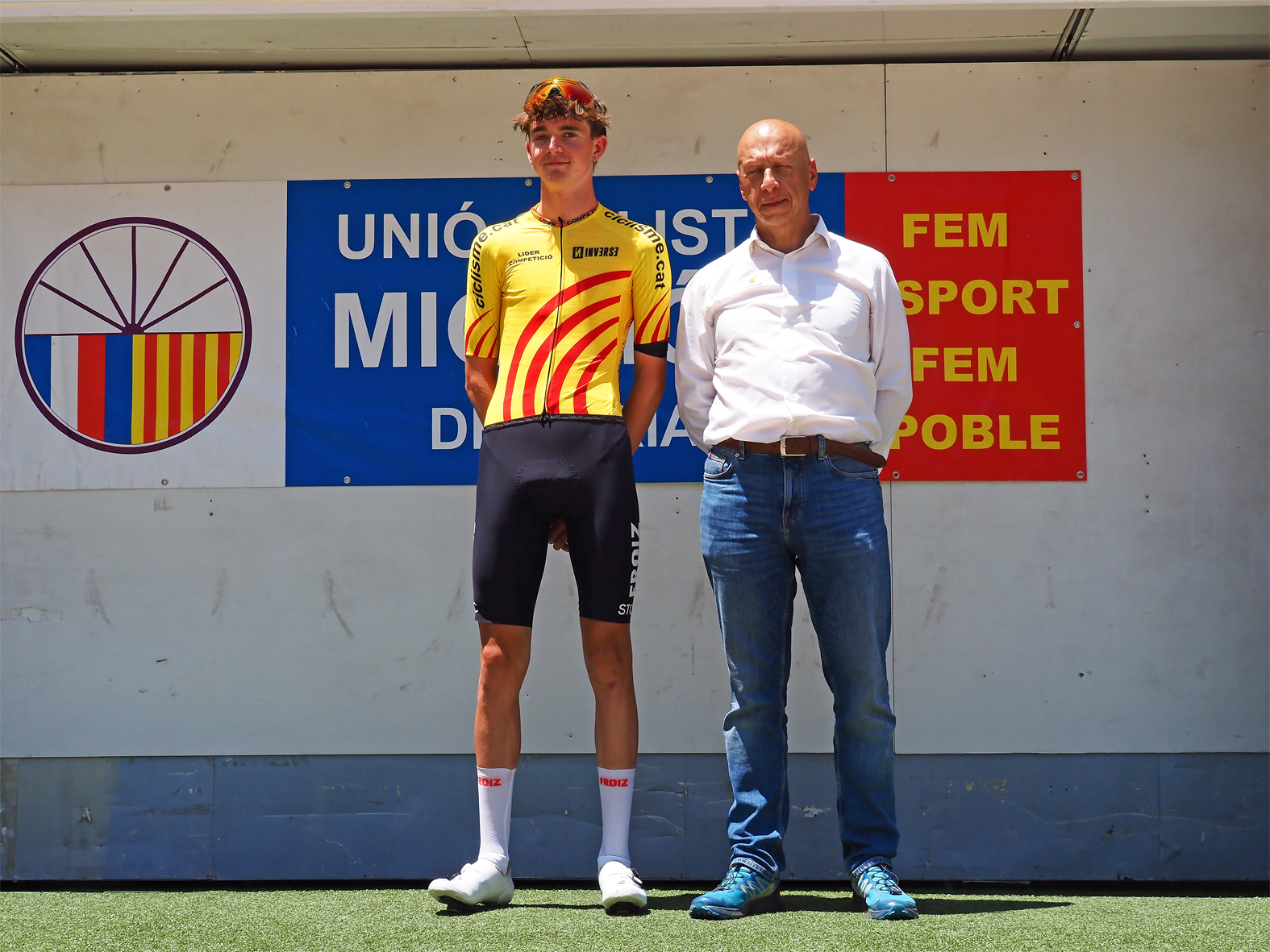El l&iacute;der de la classificaci&oacute;, amb Ricard Villar (Federaci&oacute; Catalana de Ciclisme), despr&eacute;s de la 10a Cursa Vila de S&uacute;ria-Trofeu Joan Casadevall.