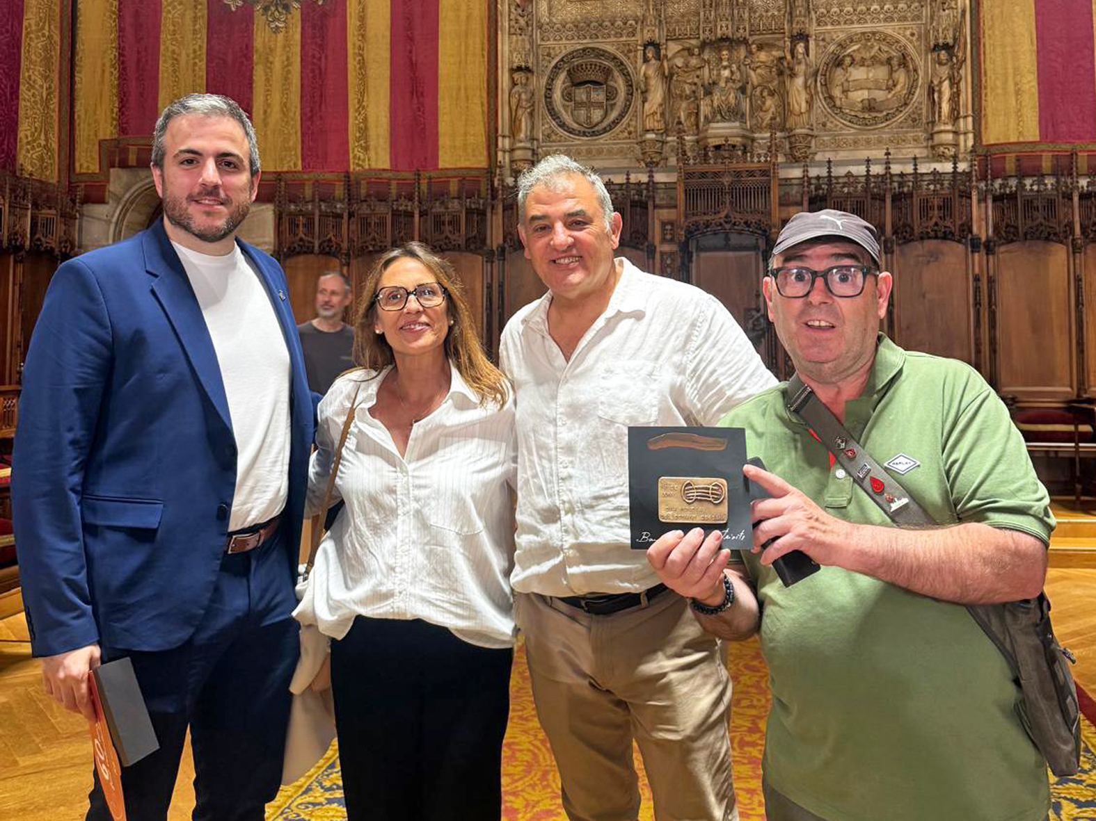 L'alcalde Albert Cober&oacute;, la regidora de Sanitat, Olga Tena, Rafael Garcia i Juan Antonio González, amb el reconeixement atorgat a l'Ajuntament de S&uacute;ria pel seu suport a la donaci&oacute; de sang.