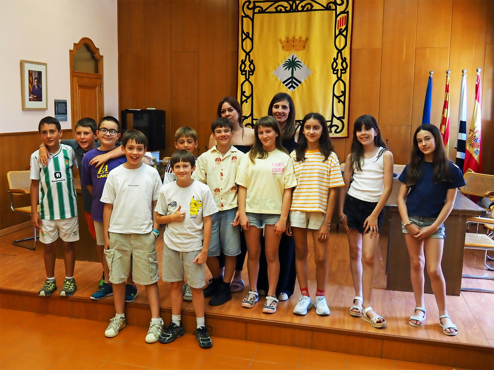 Curs 2025-26 - Acte de cloenda del curs del Consell Municipal dels Infants, amb la regidora d'EducaciÃ³, Esther Cabezos, i la tÃ¨cnica del Consell.