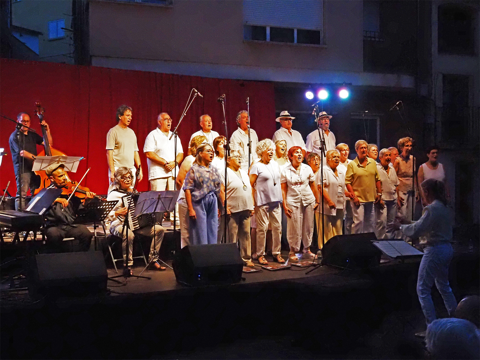 Actuaci&oacute; de la Coral S&ograve;rissons durant el Concert d'Estiu de l'Escola Municipal de M&uacute;sica, al carrer Mag&iacute; F&agrave;brega.