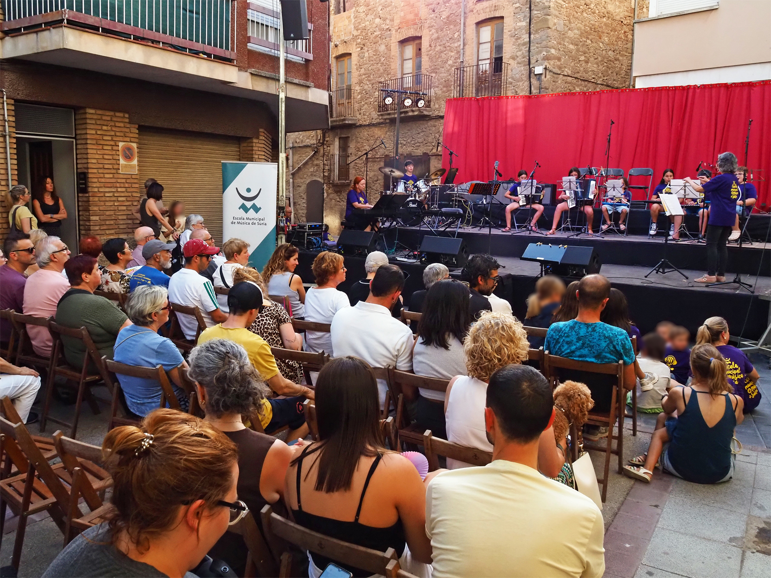 Imatge del Concert d'Estiu de l'Escola Municipal de M&uacute;sica, al carrer Mag&iacute; F&agrave;brega.