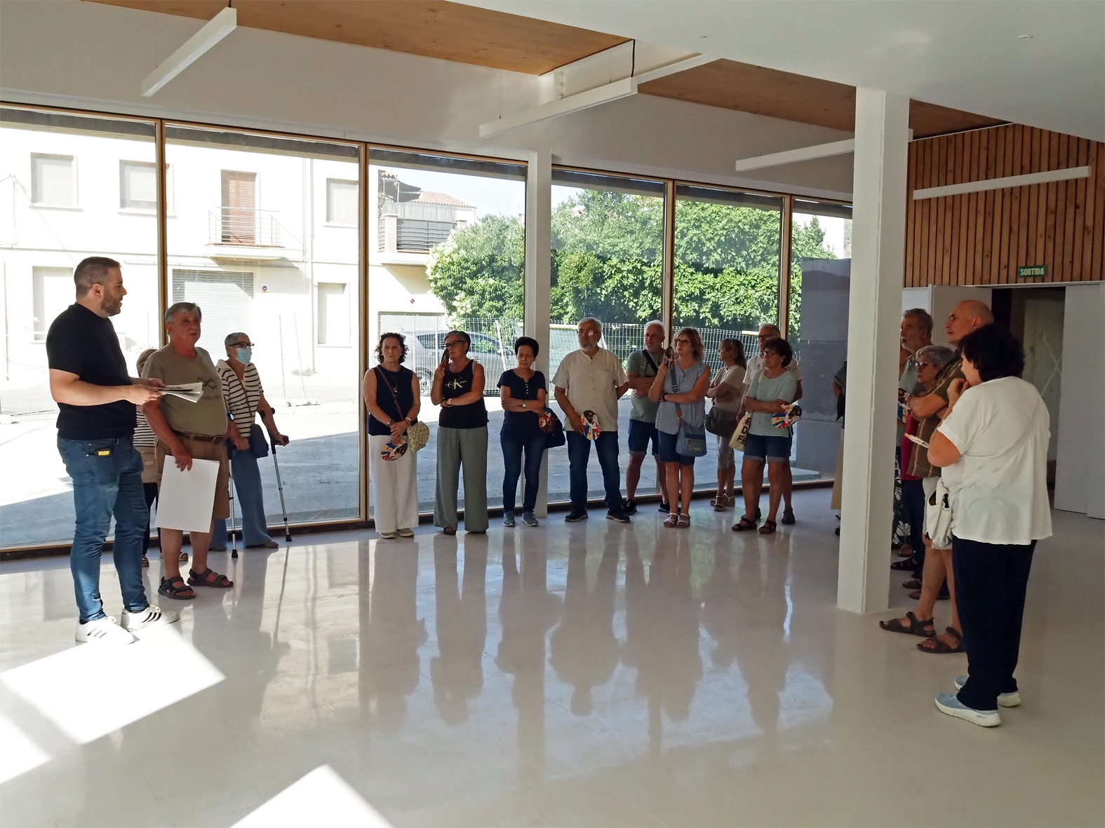 L'alcalde Albert Cober&oacute; parla durant una de les visites guiades a l'edifici de la nova Biblioteca-Centre Cultural de S&uacute;ria.