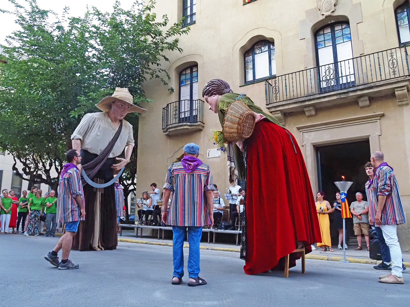 Súria celebra la Nit de Sant Joan amb la foguera, la Flama del Canigó i actuacions al davant de la Casa de la Vila