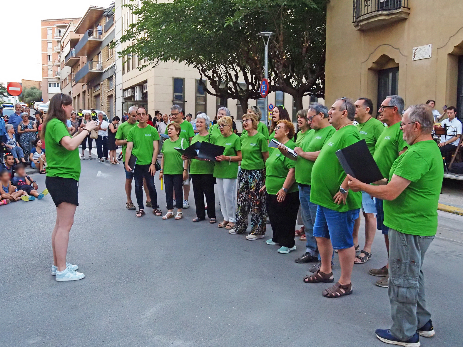 ActuaciÃ³ de la Societat Coral La Llanterna durant la celebraciÃ³ de la Nit de Sant Joan a SÃºria.