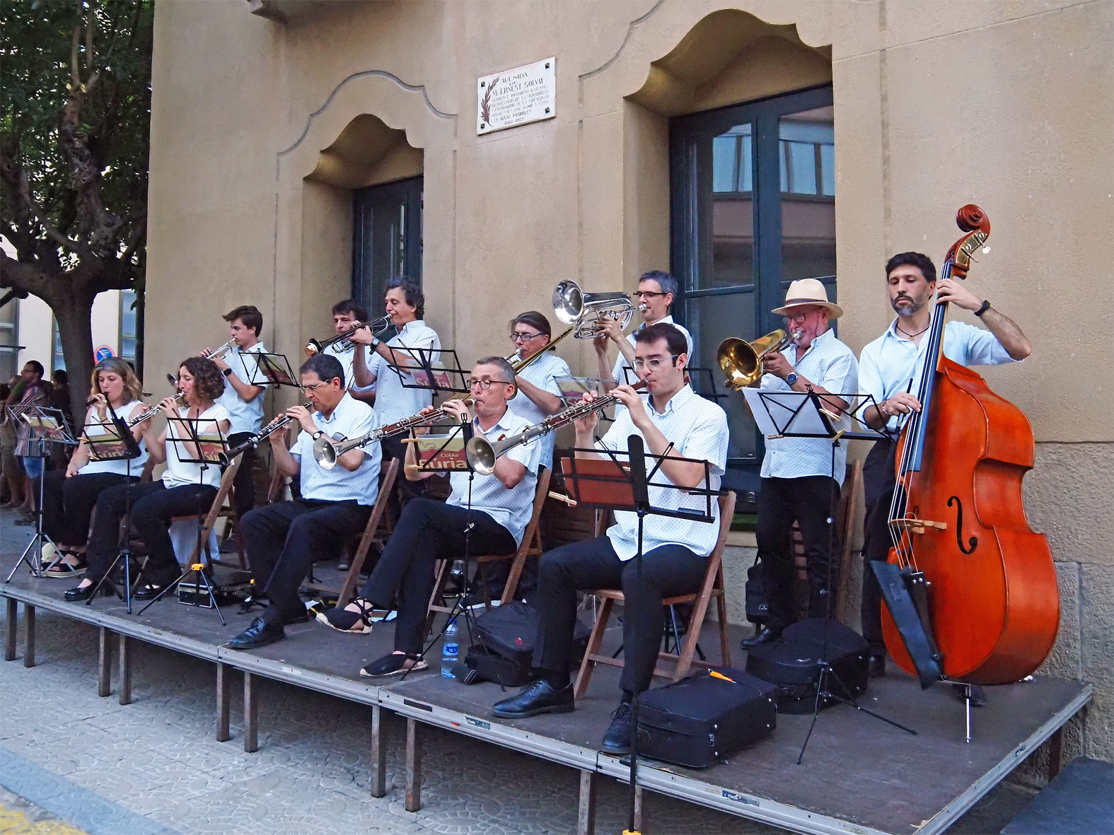 InterpretaciÃ³ musical de la Cobla SÃºria durant la celebraciÃ³ de la Nit de Sant Joan a SÃºria.