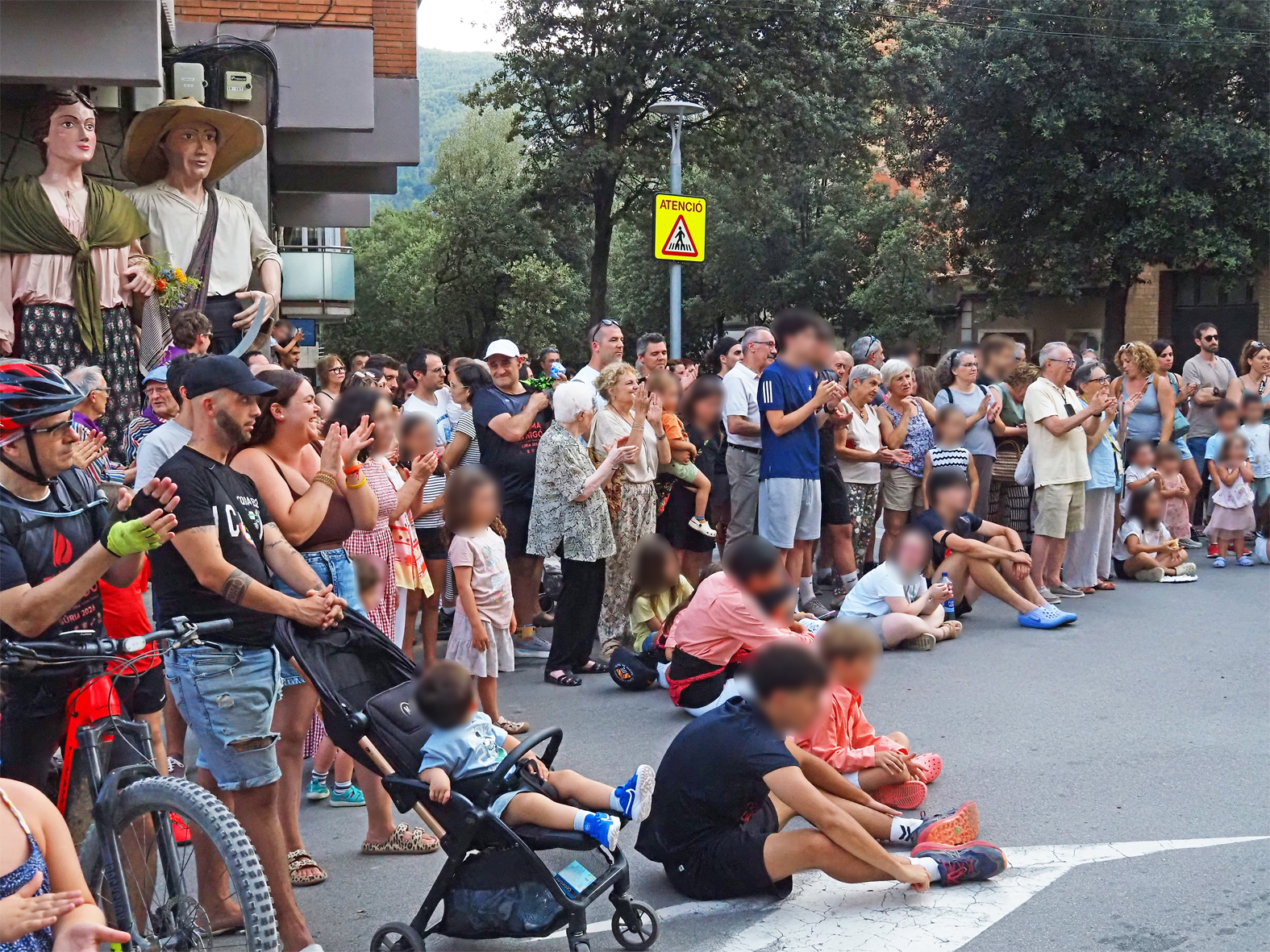 Aplaudiments de les persones assistents a la celebraciÃ³ de la Nit de Sant Joan a SÃºria.