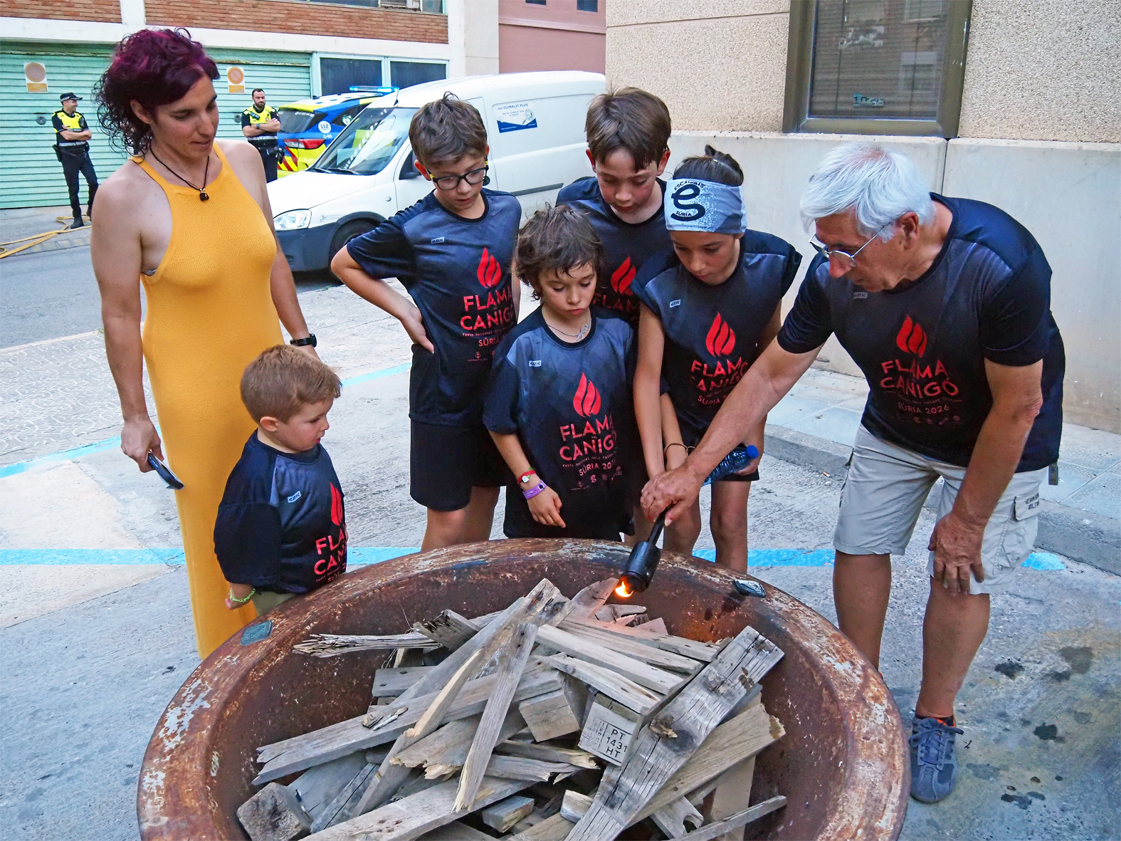 Rossend Closa (Trabucaires del Tro Gros) encÃ©n la Foguera de Sant Joan, al costat de la regidora de Festes, Alba MartÃ­nez i de portadors de la Flama del CanigÃ³, durant la celebraciÃ³ de la Nit de Sant Joan a SÃºria.