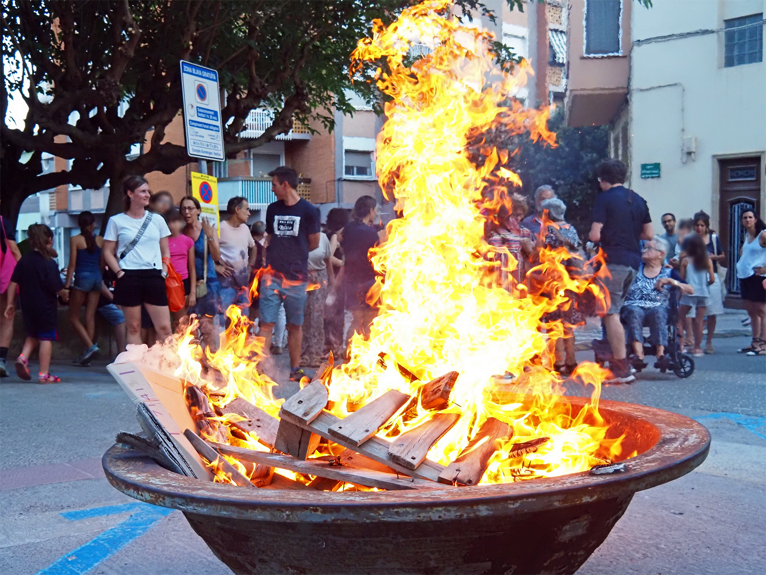 La Foguera de Sant Joan, durant la celebraciÃ³ de la Nit de Sant Joan a SÃºria.