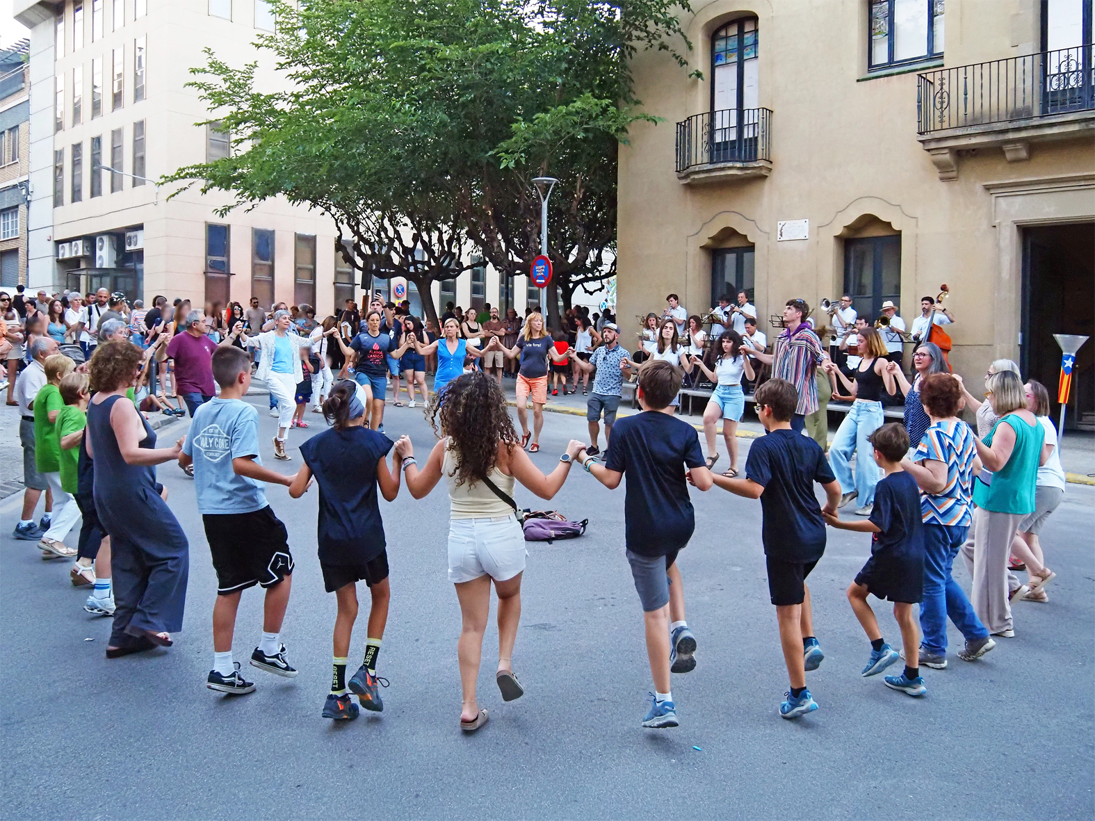 Ballada de sardanes durant la celebraciÃ³ de la Nit de Sant Joan a SÃºria.