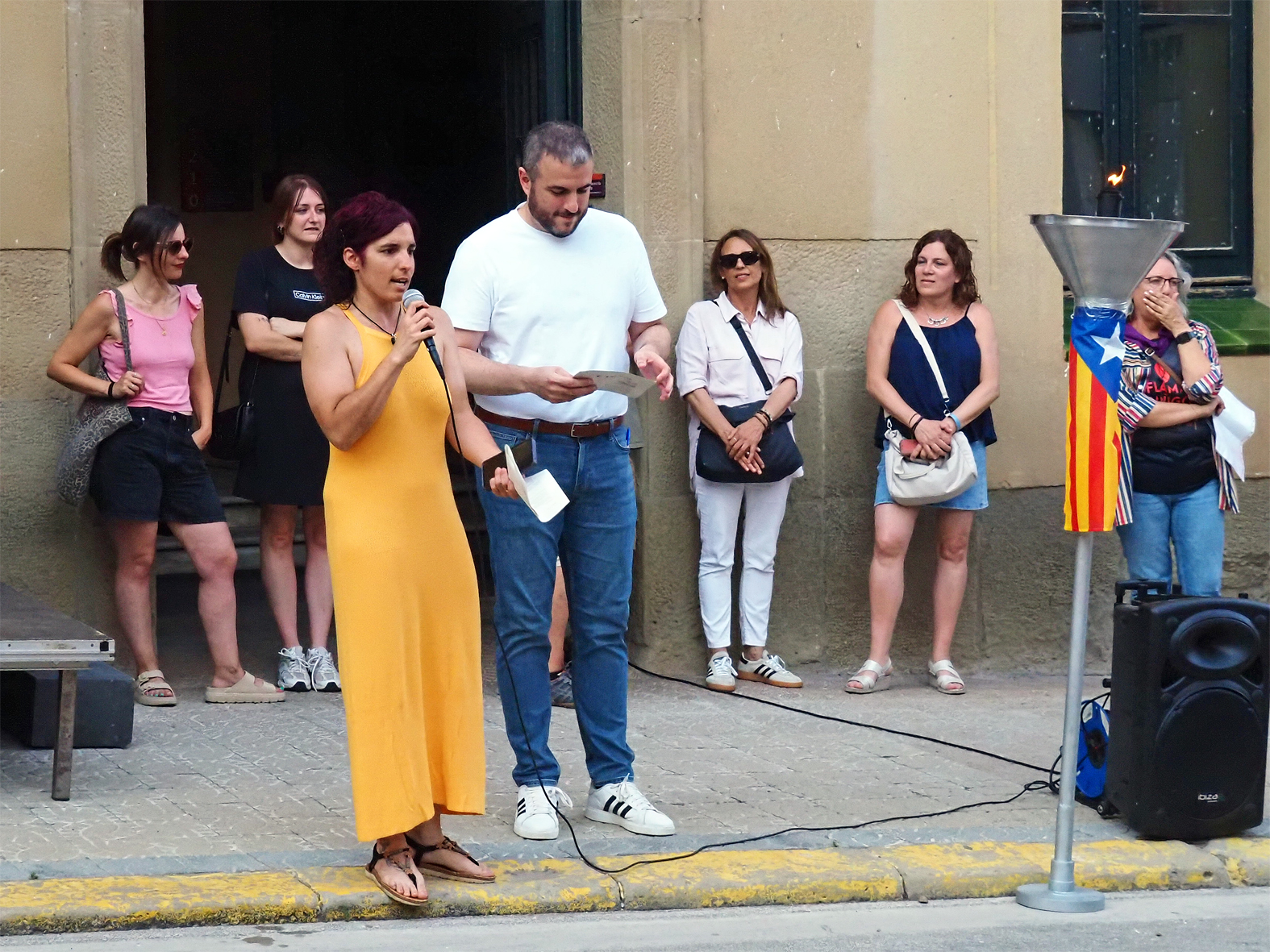 La regidora de Festes, Alba MartÃ­nez, parla al costat de lâ€™alcalde Albert CoberÃ³ i altres membres de la CorporaciÃ³ Municipal, durant la celebraciÃ³ de la Nit de Sant Joan a SÃºria.