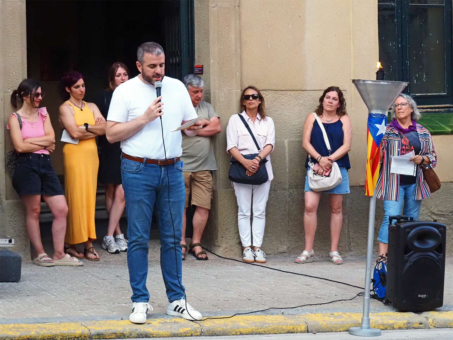 Lâ€™alcalde Albert CoberÃ³ llegeix el manifest de la Flama del CanigÃ³, al costat dâ€™altres membres de la CorporaciÃ³ Municipal, durant la celebraciÃ³ de la Nit de Sant Joan a SÃºria.
